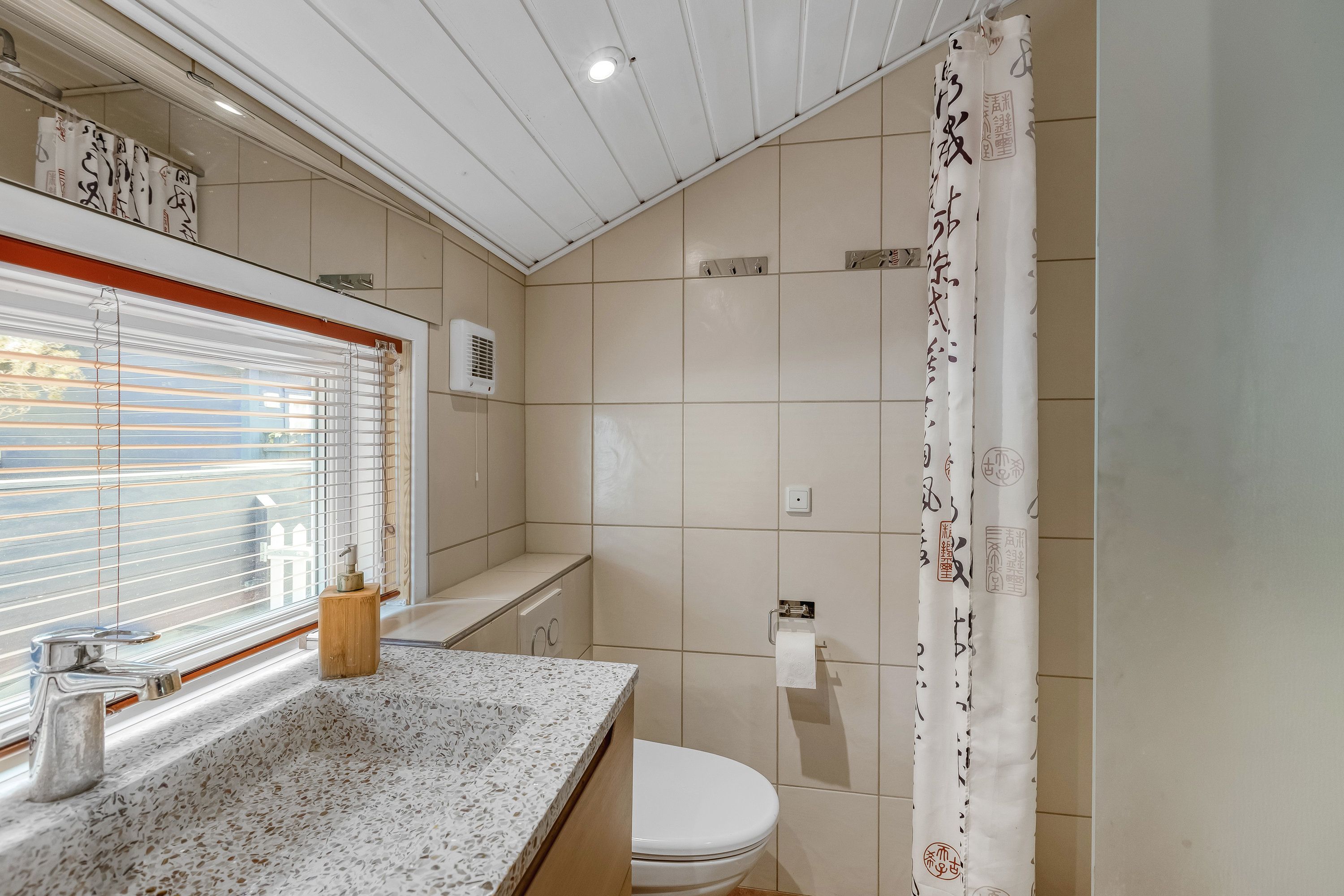 Fremhævet badeværelse billede i fuldskærmstilstand. Billede af Hedemarken 37, 6720 Fanø