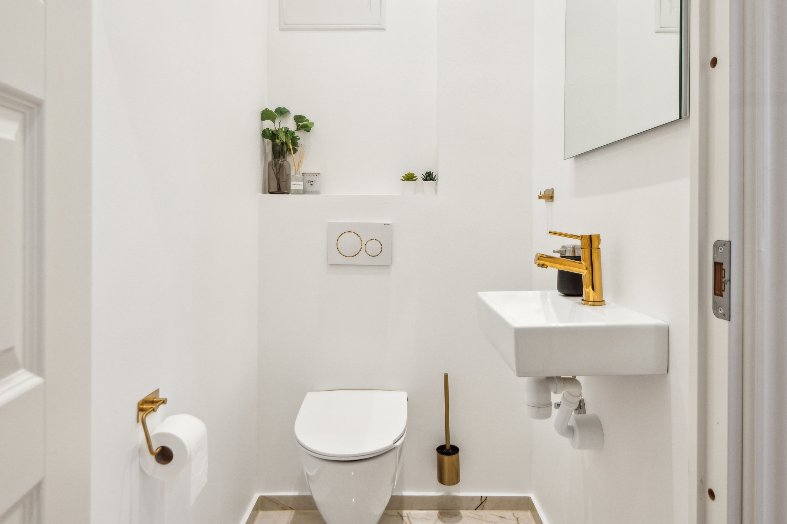 Fremhævet badeværelse billede i fuldskærmstilstand. Billede af Østerbro 14, 1. tv., 9000 Aalborg