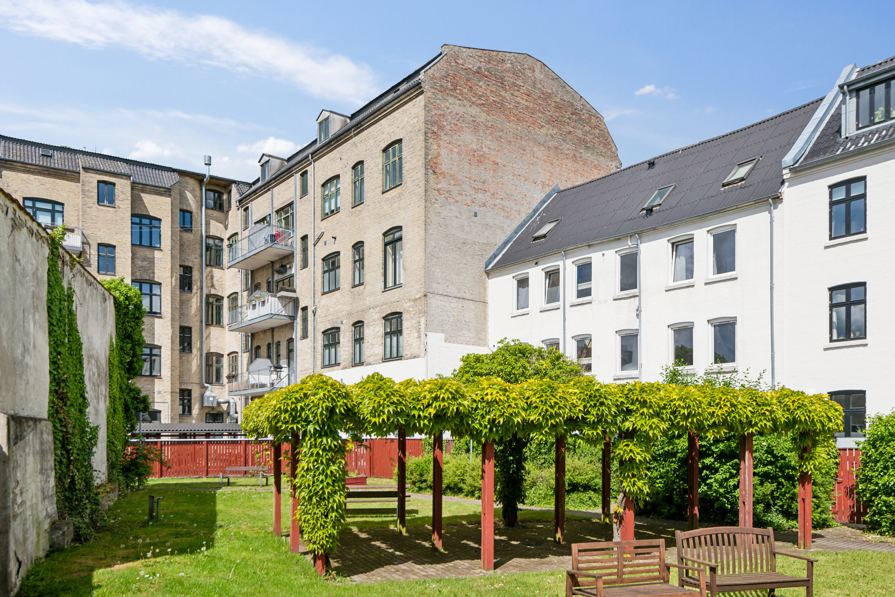 Fremhævet gårdmiljø billede i fuldskærmstilstand. Billede af Østerbro 14, 1. tv., 9000 Aalborg