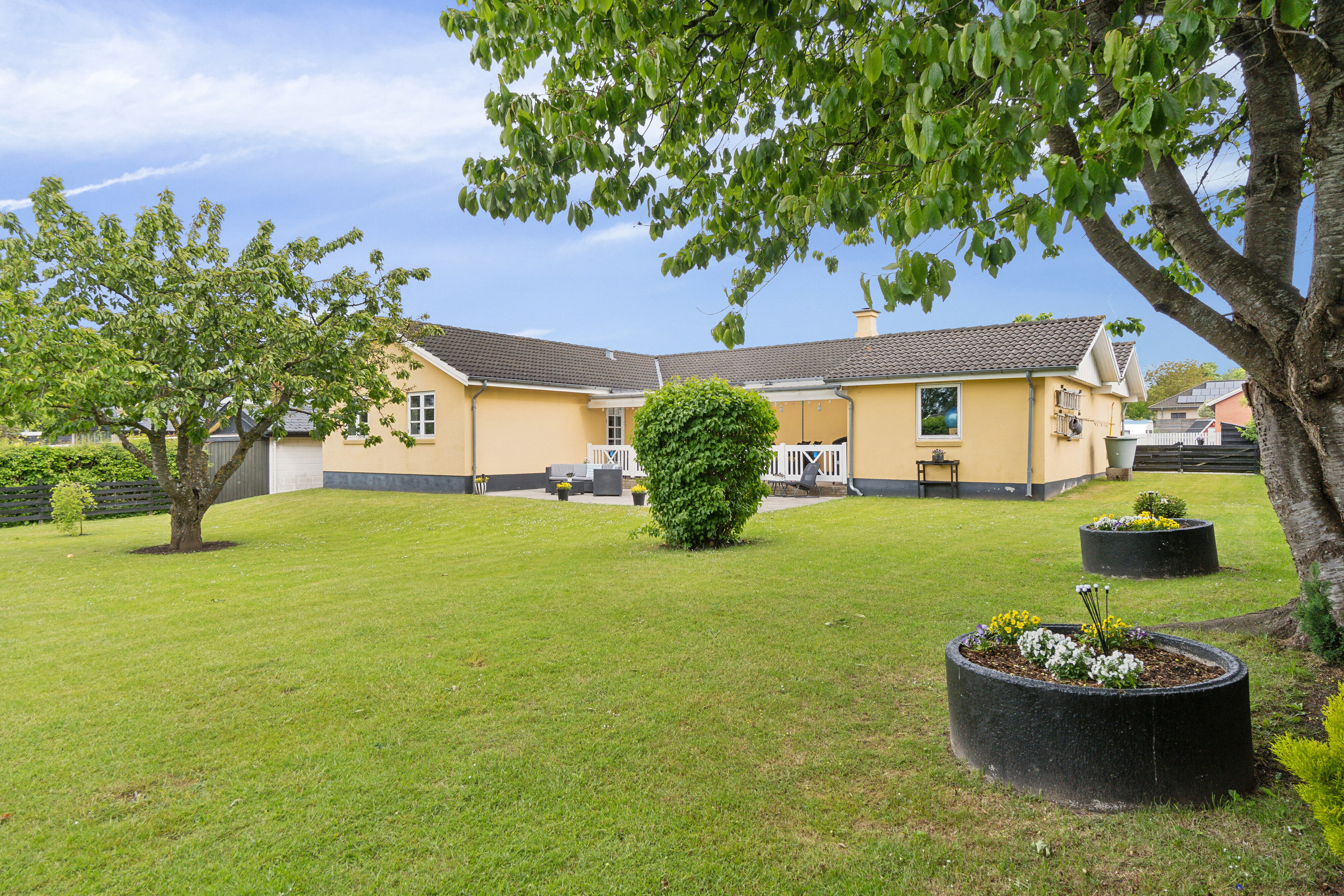 Fremhævet set fra haven billede i fuldskærmstilstand. Billede af Tollerupvej 33, 3370 Melby