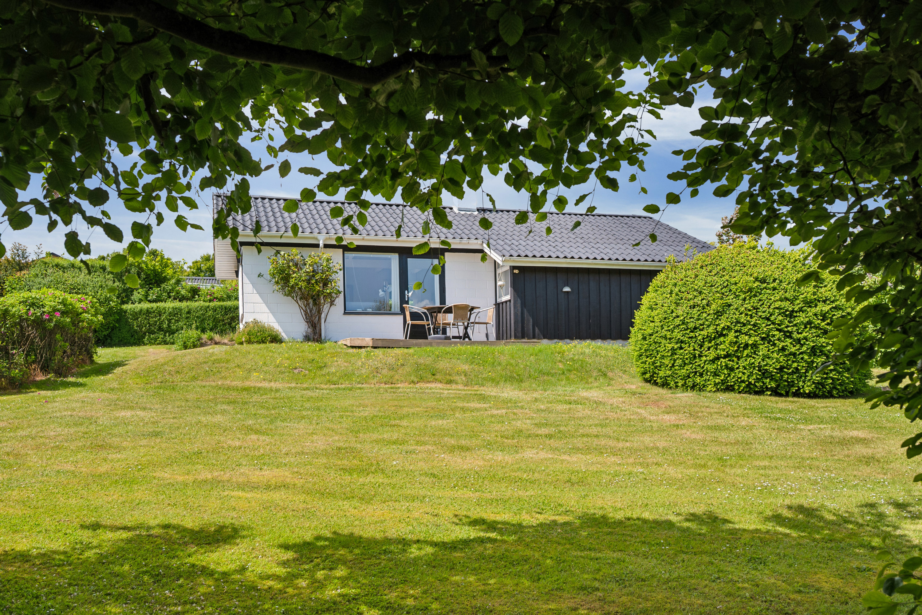 Fremhævet ejendom 1 billede i fuldskærmstilstand. Billede af Fyrrebakken 3, Handrup Strand, 8400 Ebeltoft