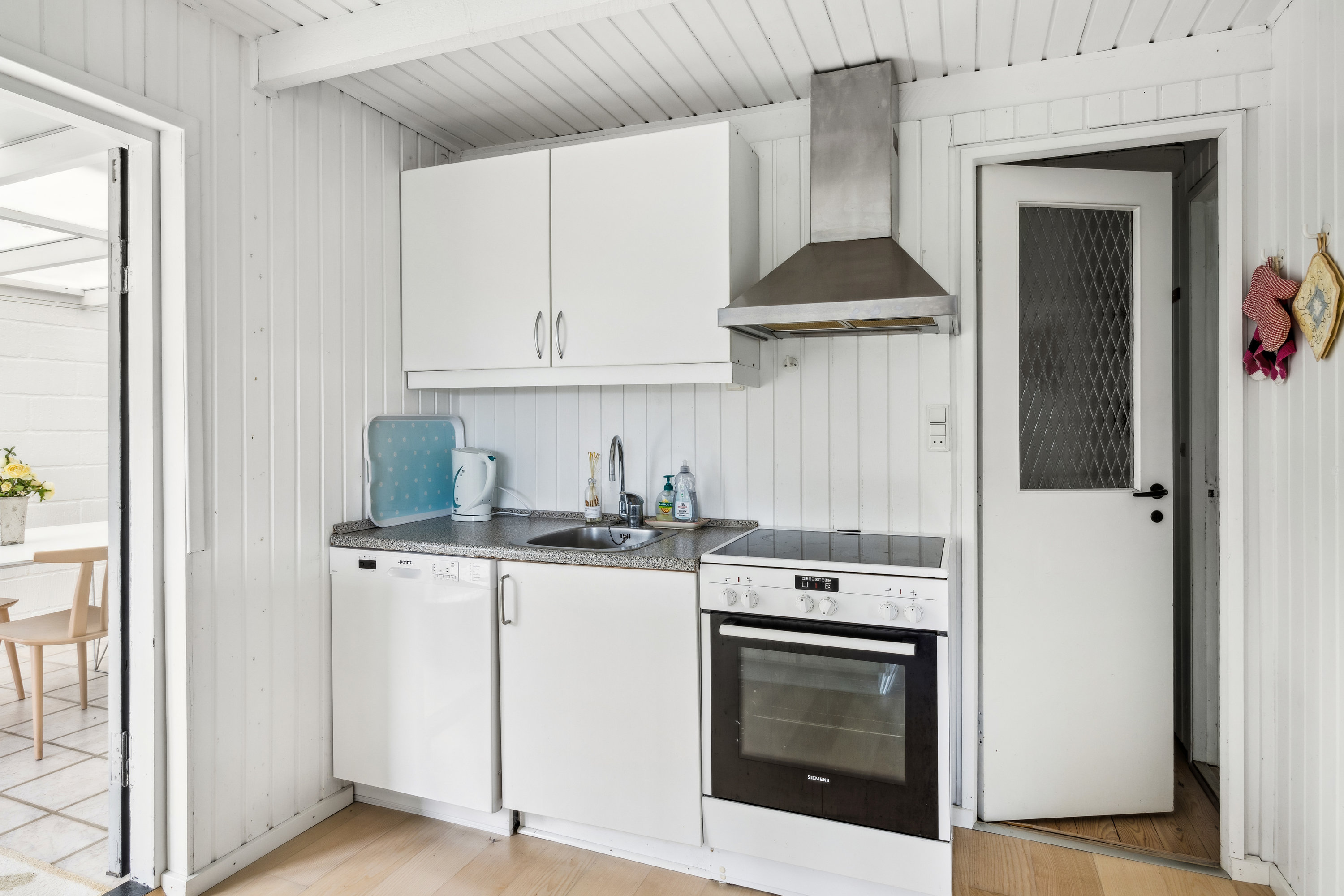 Fremhævet køkken billede i fuldskærmstilstand. Billede af Fyrrebakken 3, Handrup Strand, 8400 Ebeltoft