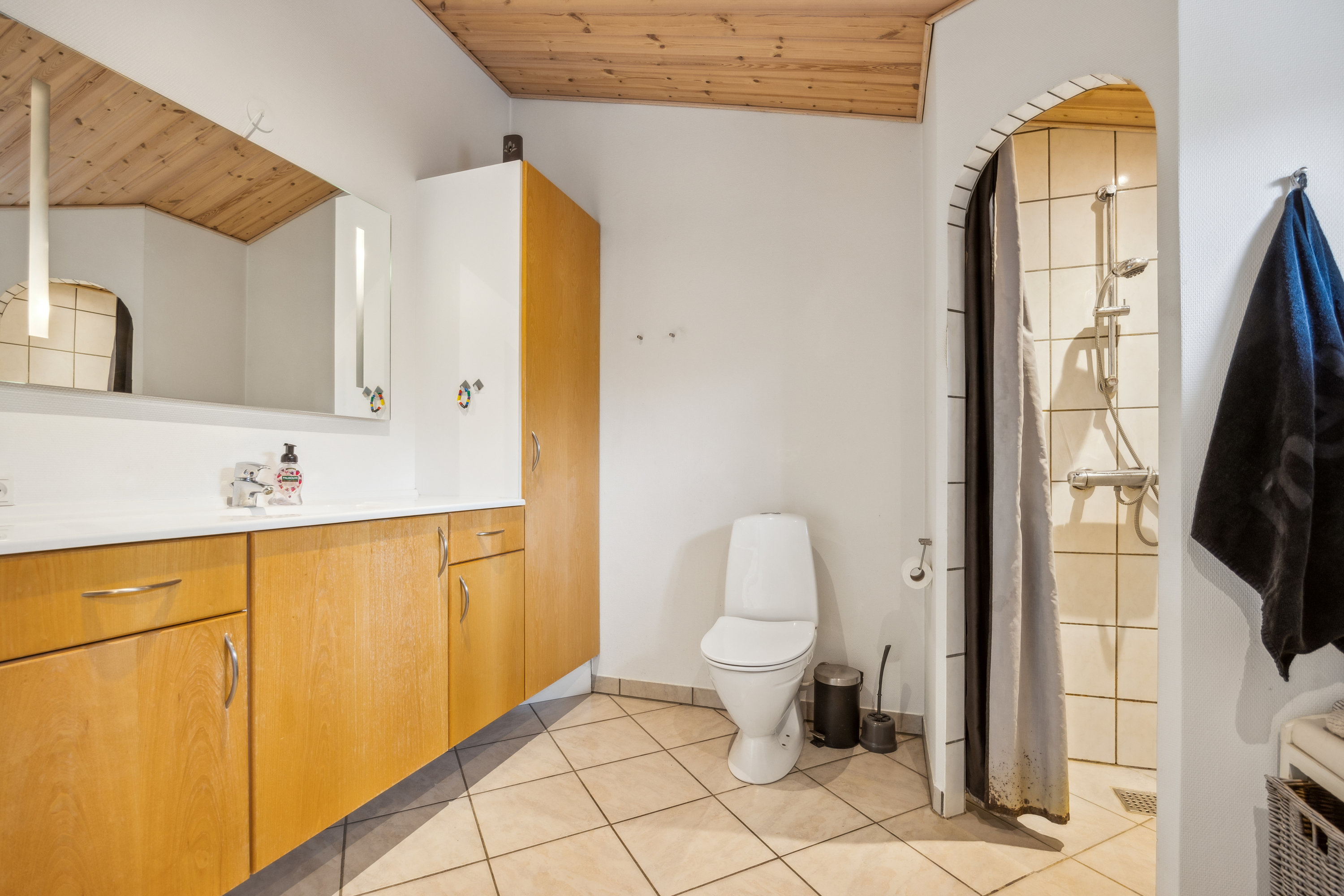 Fremhævet badeværelse billede i fuldskærmstilstand. Billede af Mosters Vænge 24, 9370 Hals