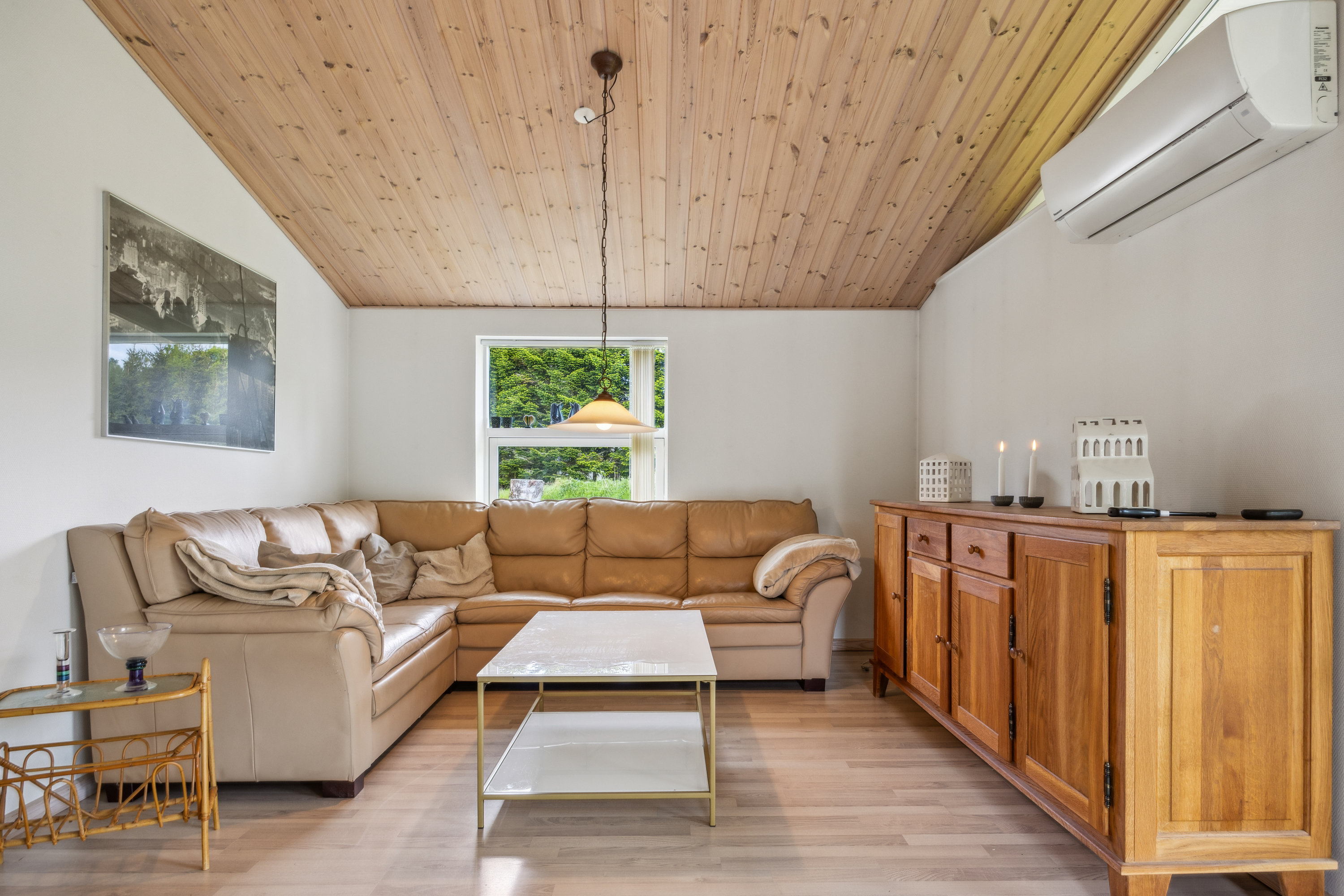 Fremhævet stue billede i fuldskærmstilstand. Billede af Mosters Vænge 24, 9370 Hals