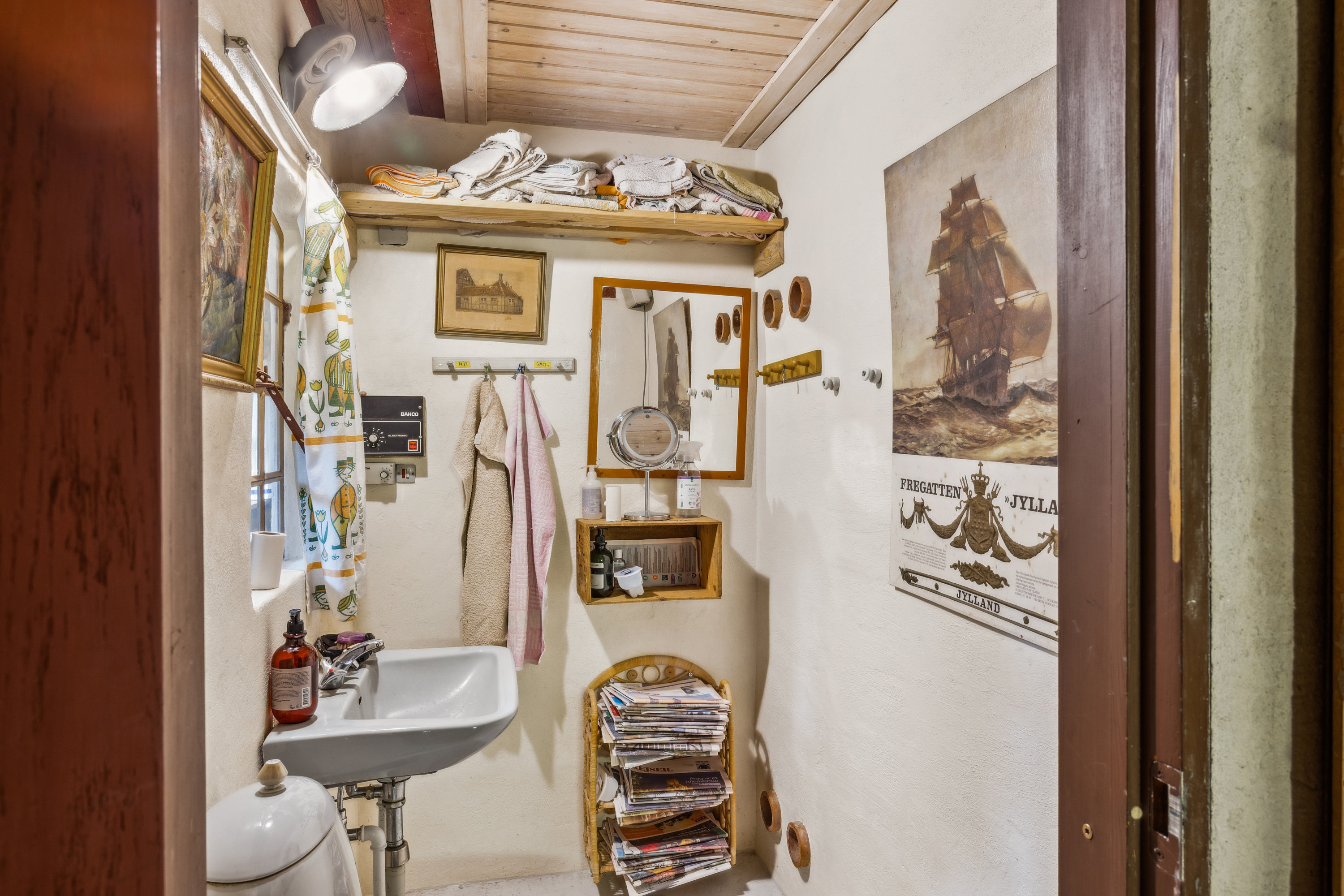 Fremhævet toilet billede i fuldskærmstilstand. Billede af Astrupvej 17, Mesballe, 8550 Ryomgård