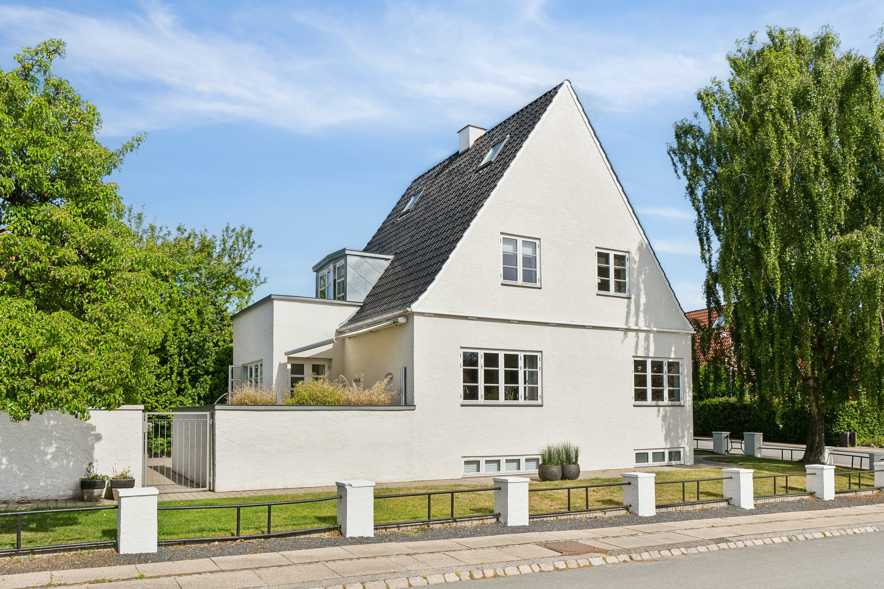 Miniaturebillede 1: set fra vejen. Billede af Sorgenfri Allé 1, Dalum, 5250 Odense SV