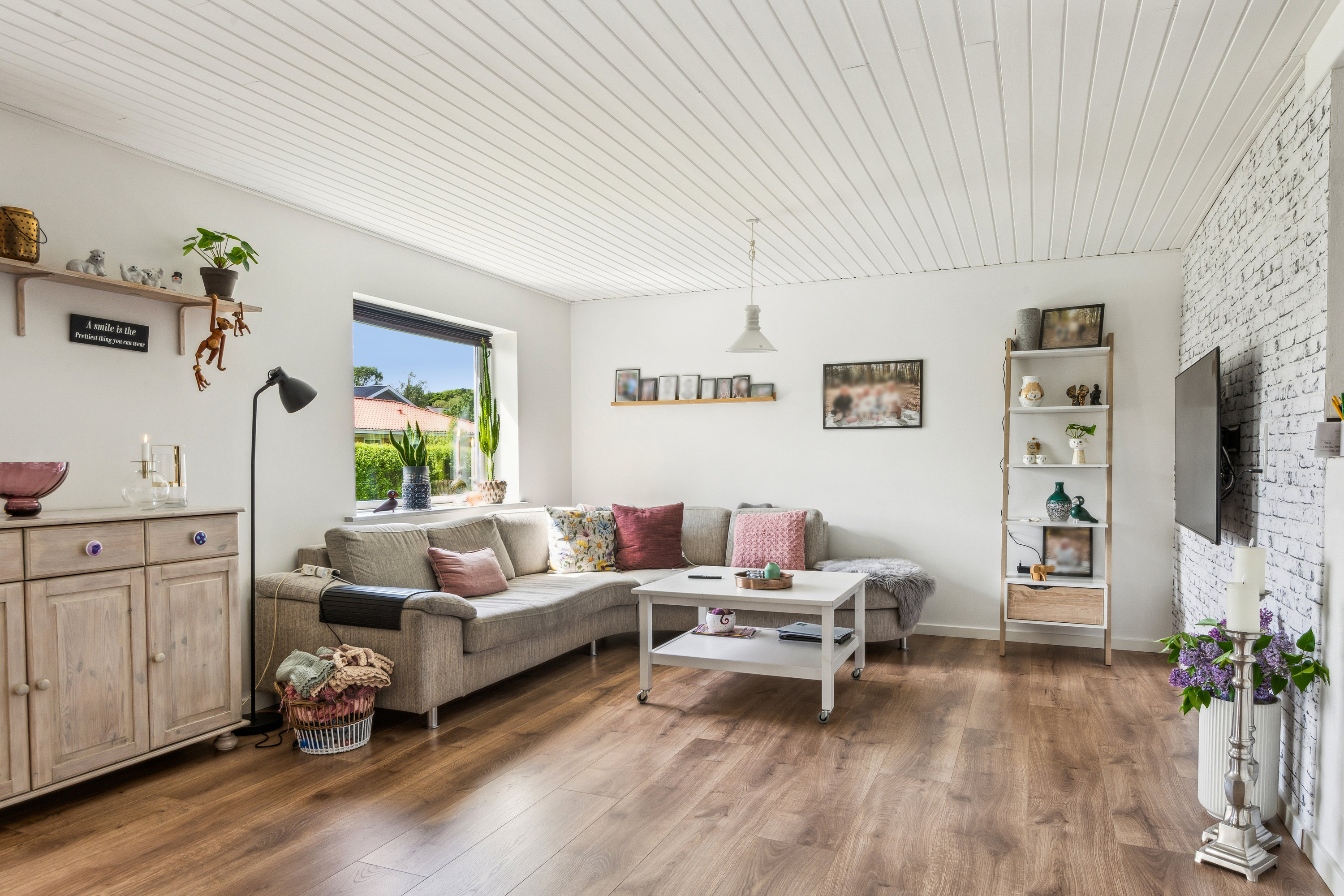 Fremhævet stue billede i fuldskærmstilstand. Billede af Schmidtsvej 17, Farstrup, 9240 Nibe