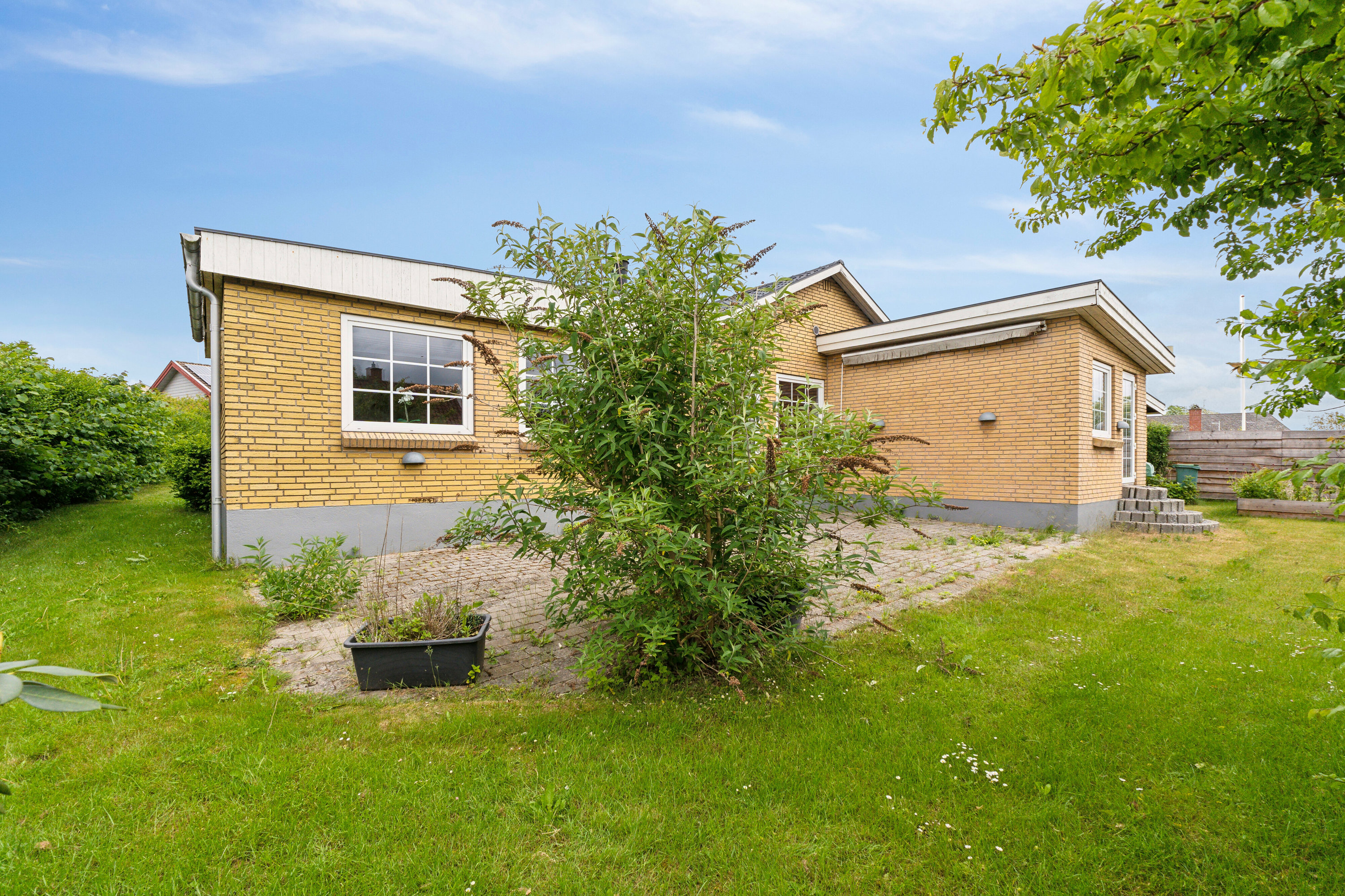 Fremhævet set fra haven billede i fuldskærmstilstand. Billede af Toftevænget 9, Aunslev, 5800 Nyborg