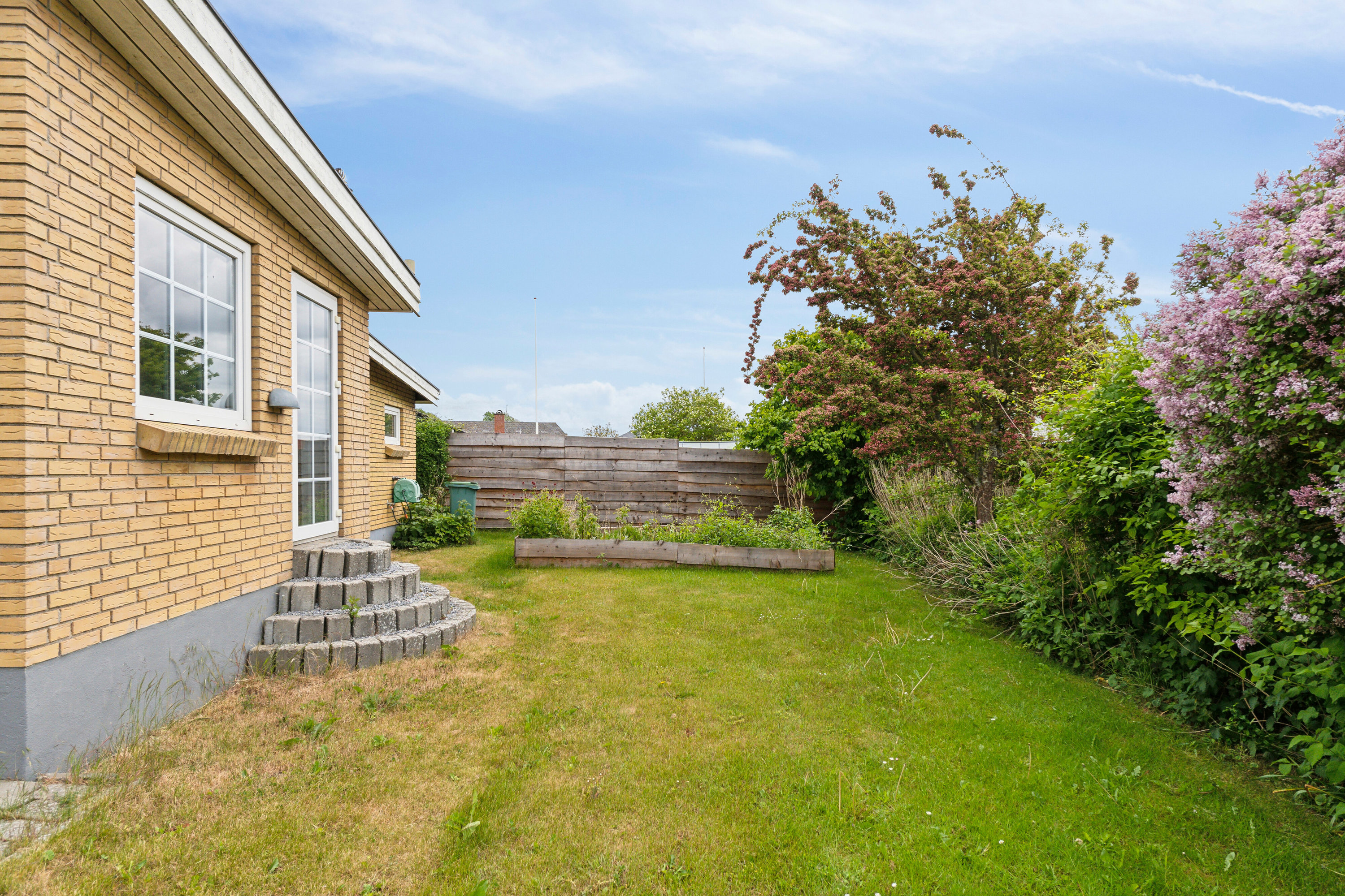 Fremhævet set fra haven billede i fuldskærmstilstand. Billede af Toftevænget 9, Aunslev, 5800 Nyborg