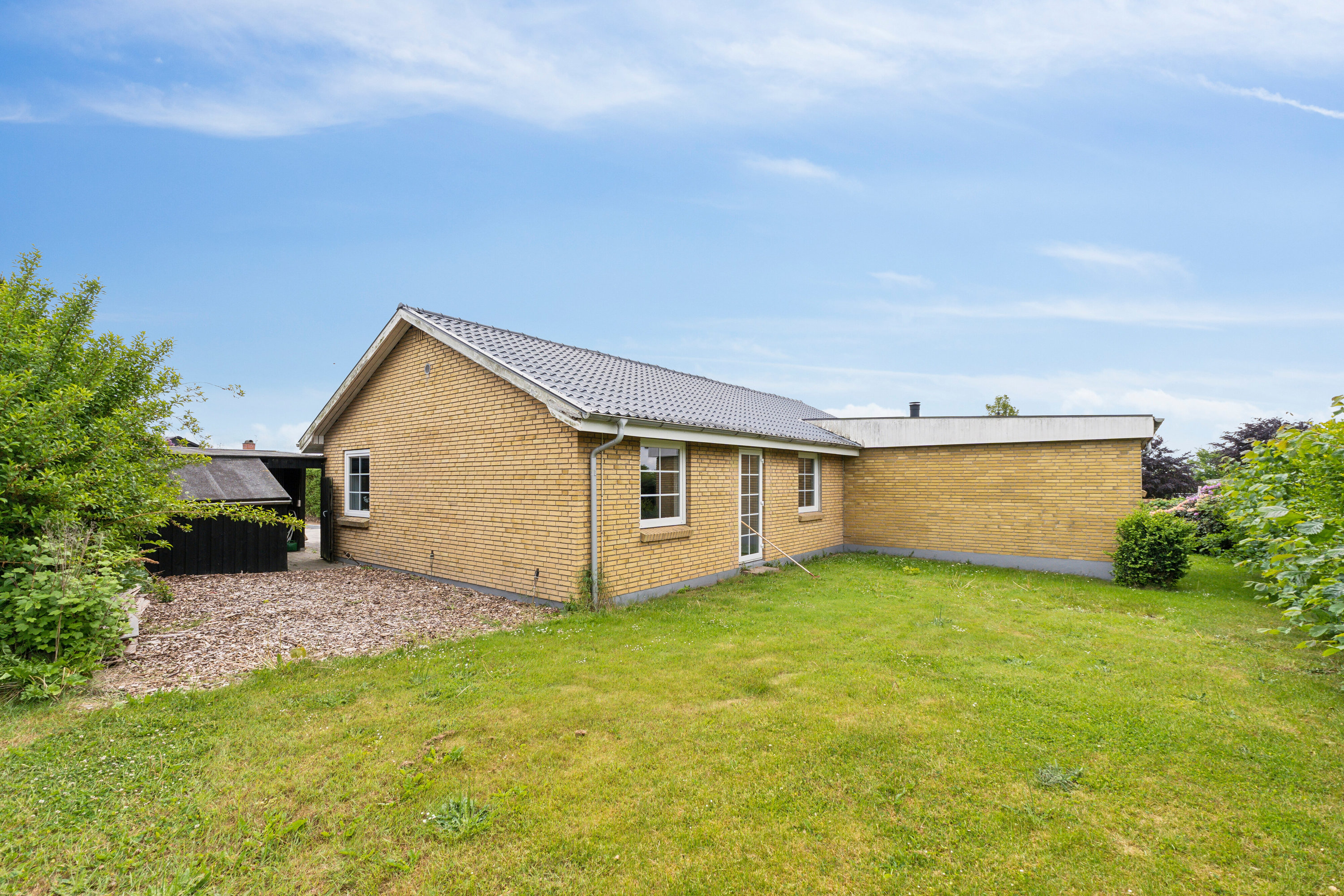 Fremhævet set fra haven billede i fuldskærmstilstand. Billede af Toftevænget 9, Aunslev, 5800 Nyborg