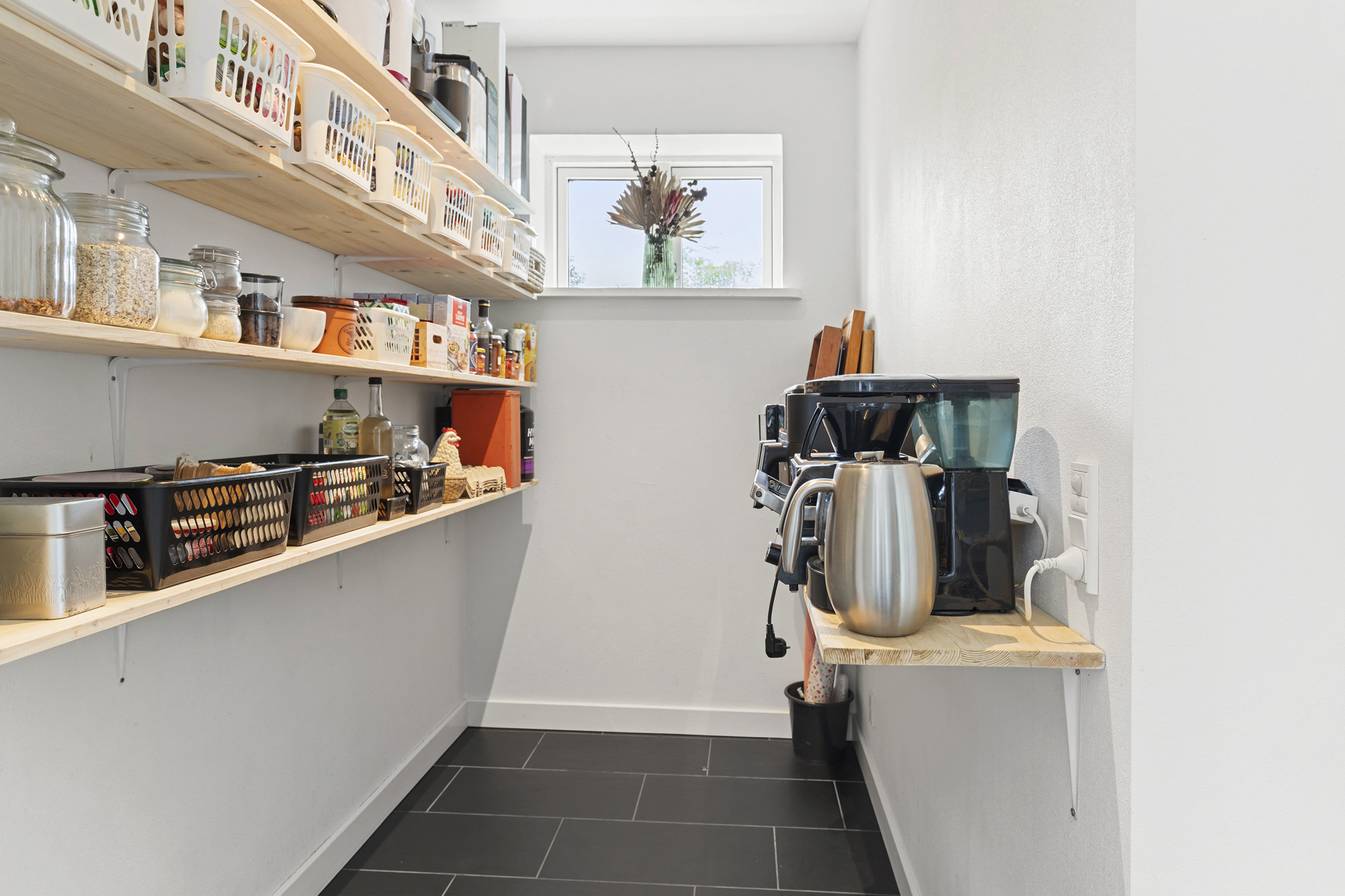 Fremhævet viktualierum billede i fuldskærmstilstand. Billede af Lille Thirupvej 1, 9800 Hjørring