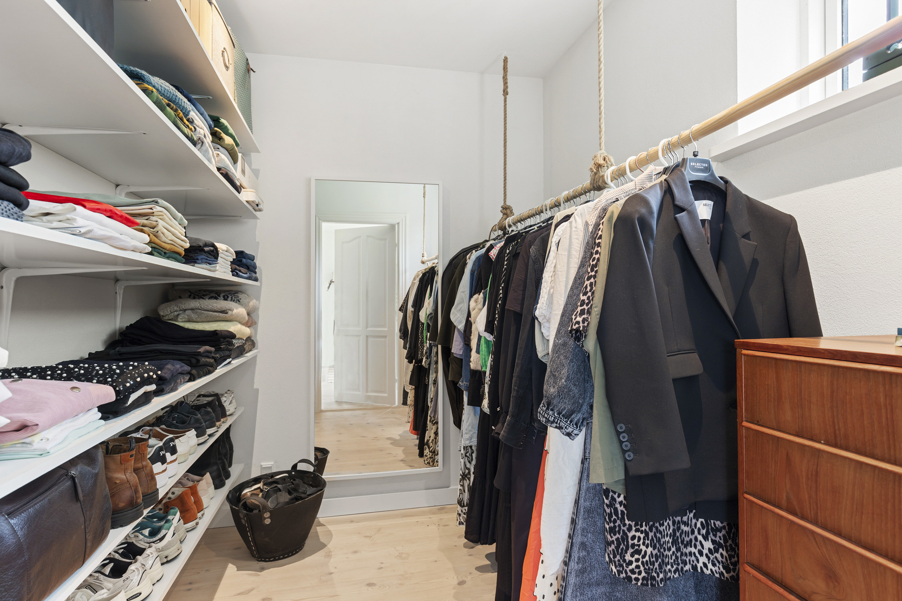 Fremhævet walkin closet billede i fuldskærmstilstand. Billede af Lille Thirupvej 1, 9800 Hjørring