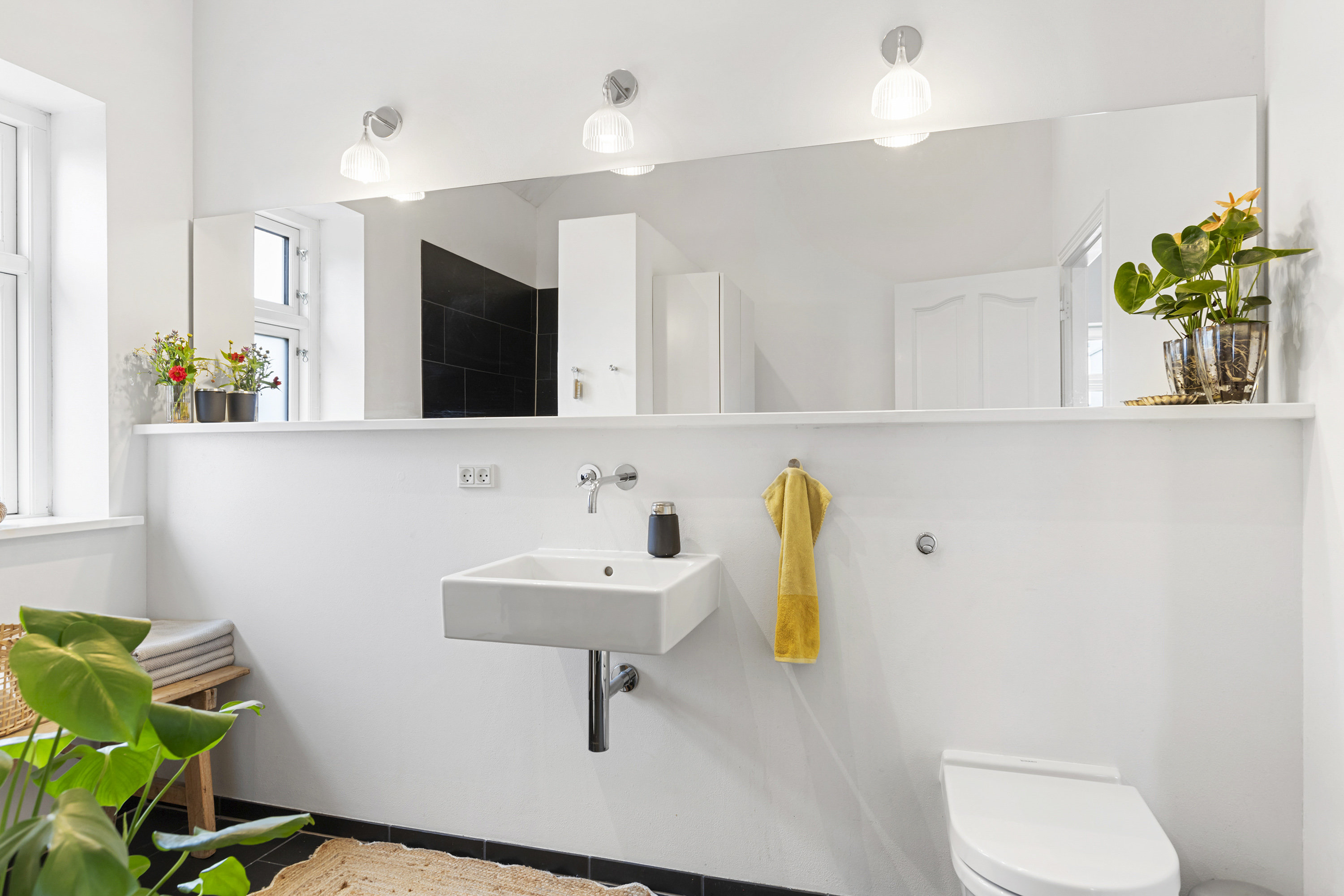 Fremhævet badeværelse billede i fuldskærmstilstand. Billede af Lille Thirupvej 1, 9800 Hjørring