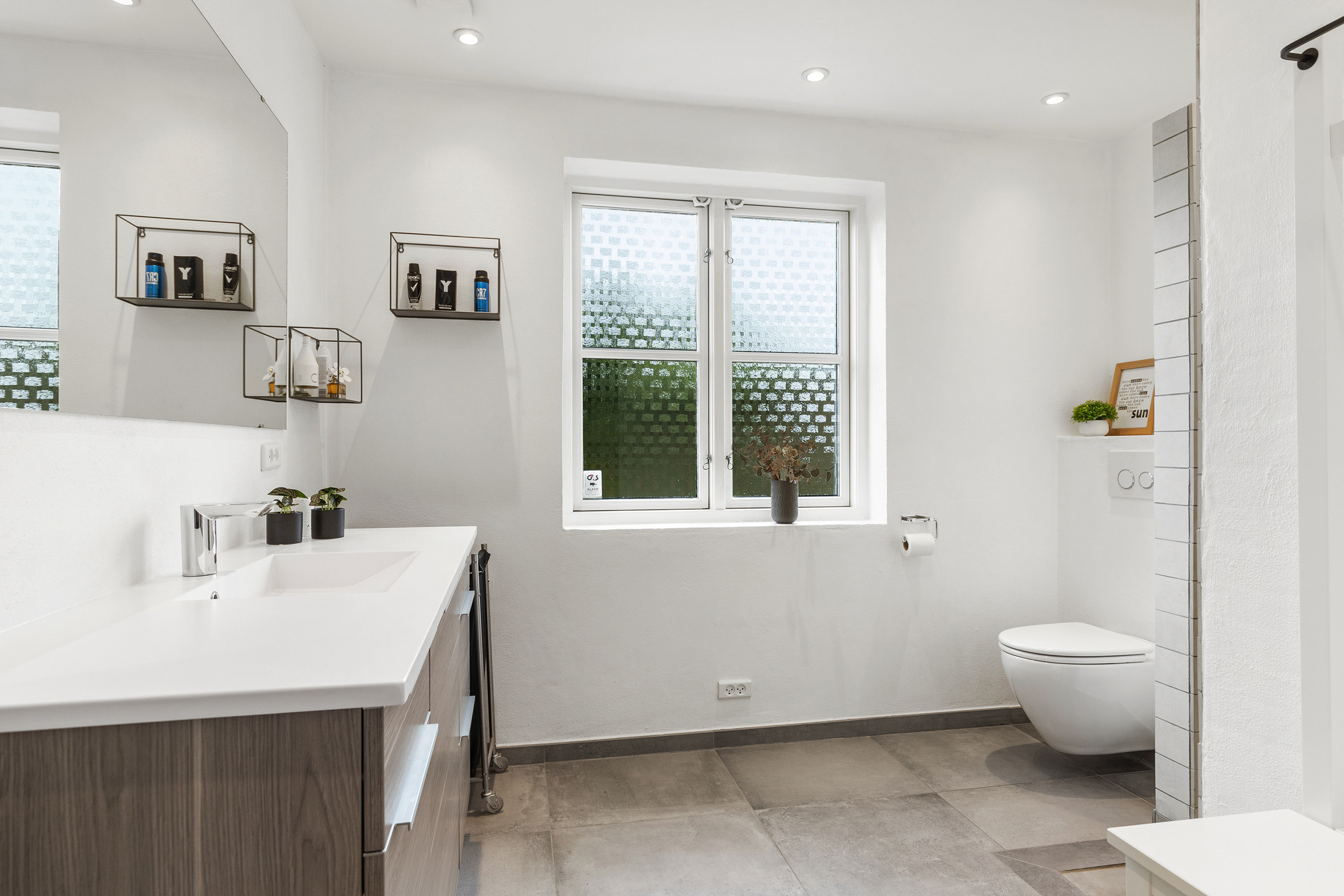 Fremhævet badeværelse billede i fuldskærmstilstand. Billede af Tårnvej 11, 9760 Vrå