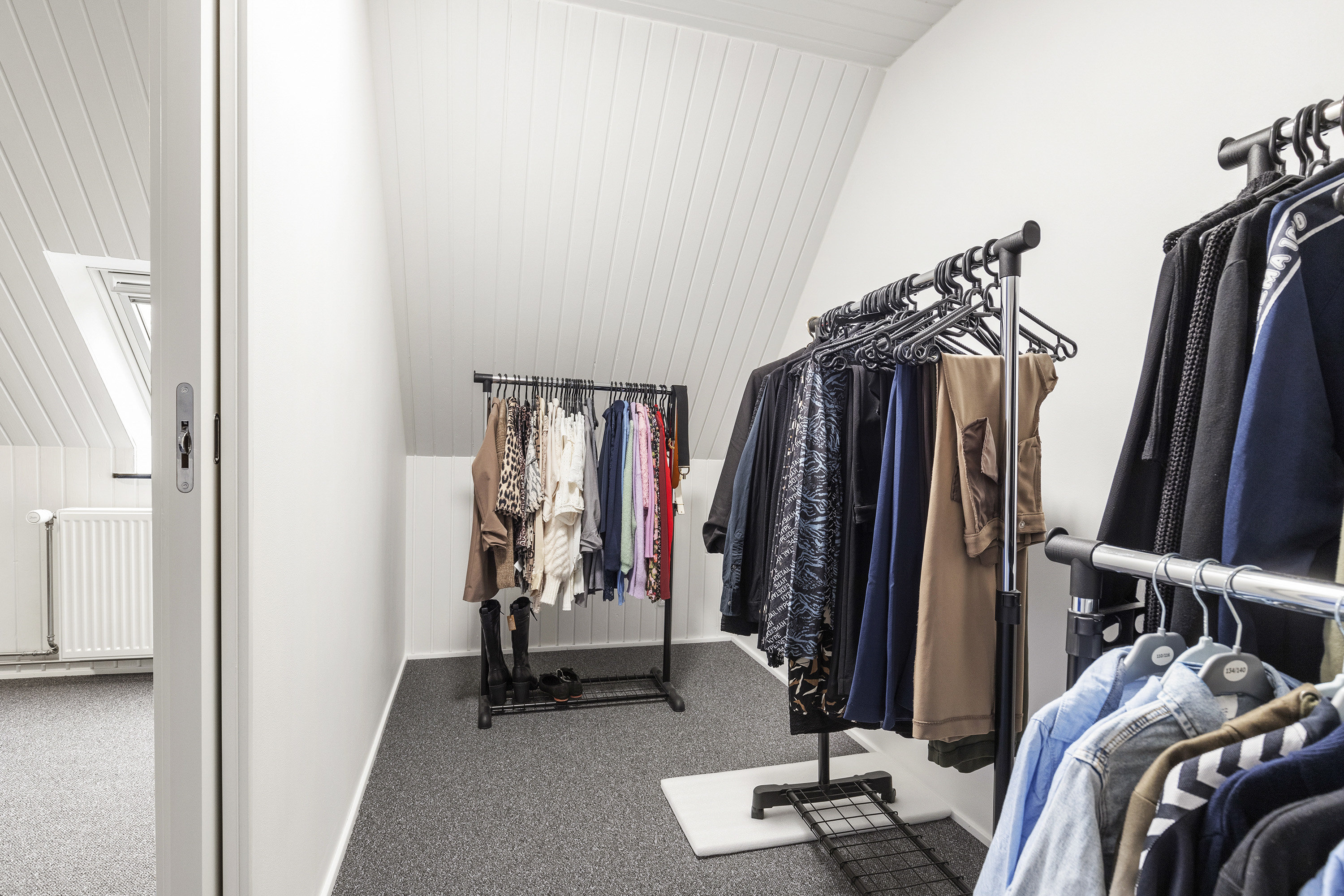 Fremhævet walkin closet billede i fuldskærmstilstand. Billede af Tårnvej 11, 9760 Vrå