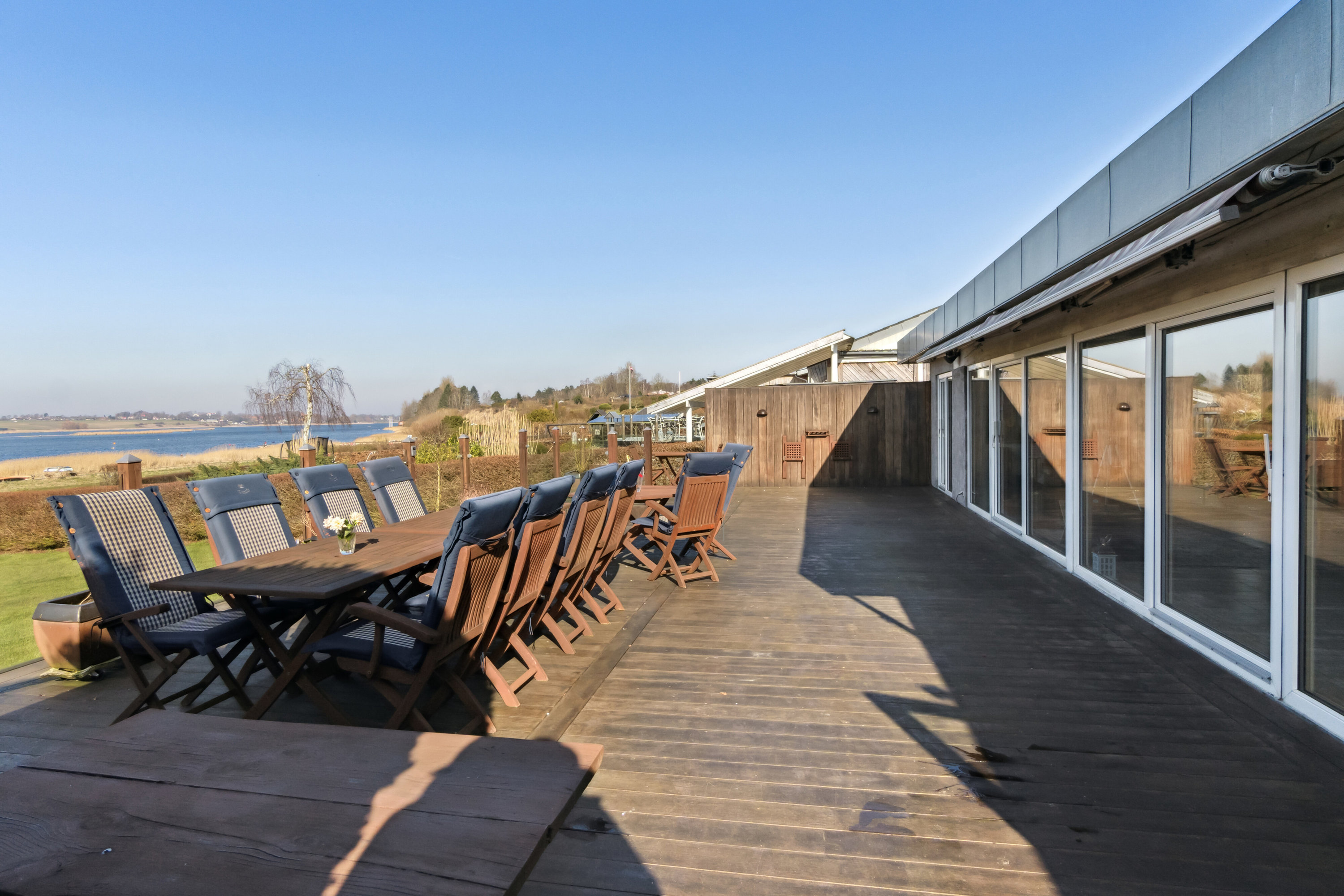 Fremhævet terrasse billede i fuldskærmstilstand. Billede af Strandvang 35, Lindenborg, 4000 Roskilde