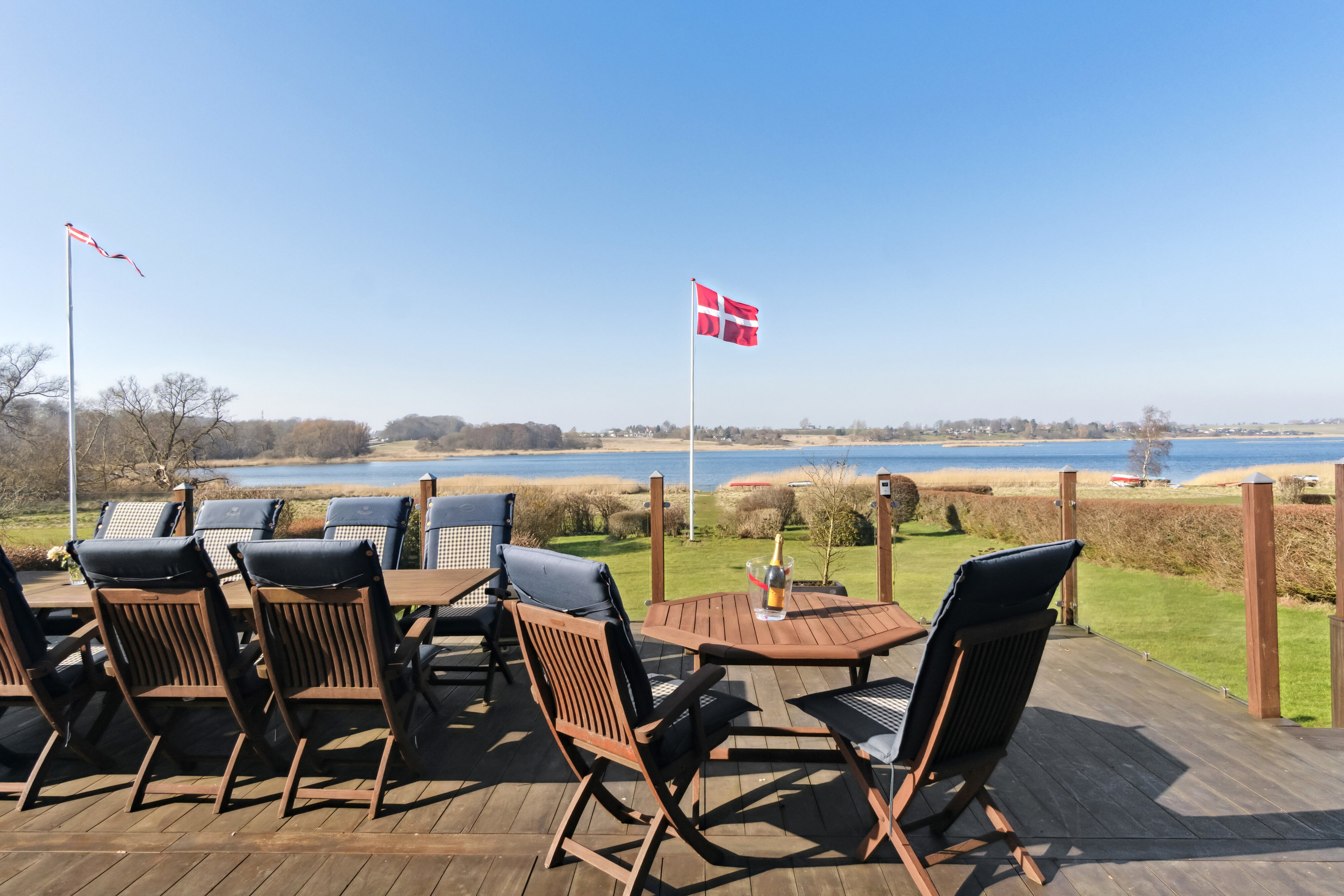 Fremhævet terrasse billede i fuldskærmstilstand. Billede af Strandvang 35, Lindenborg, 4000 Roskilde