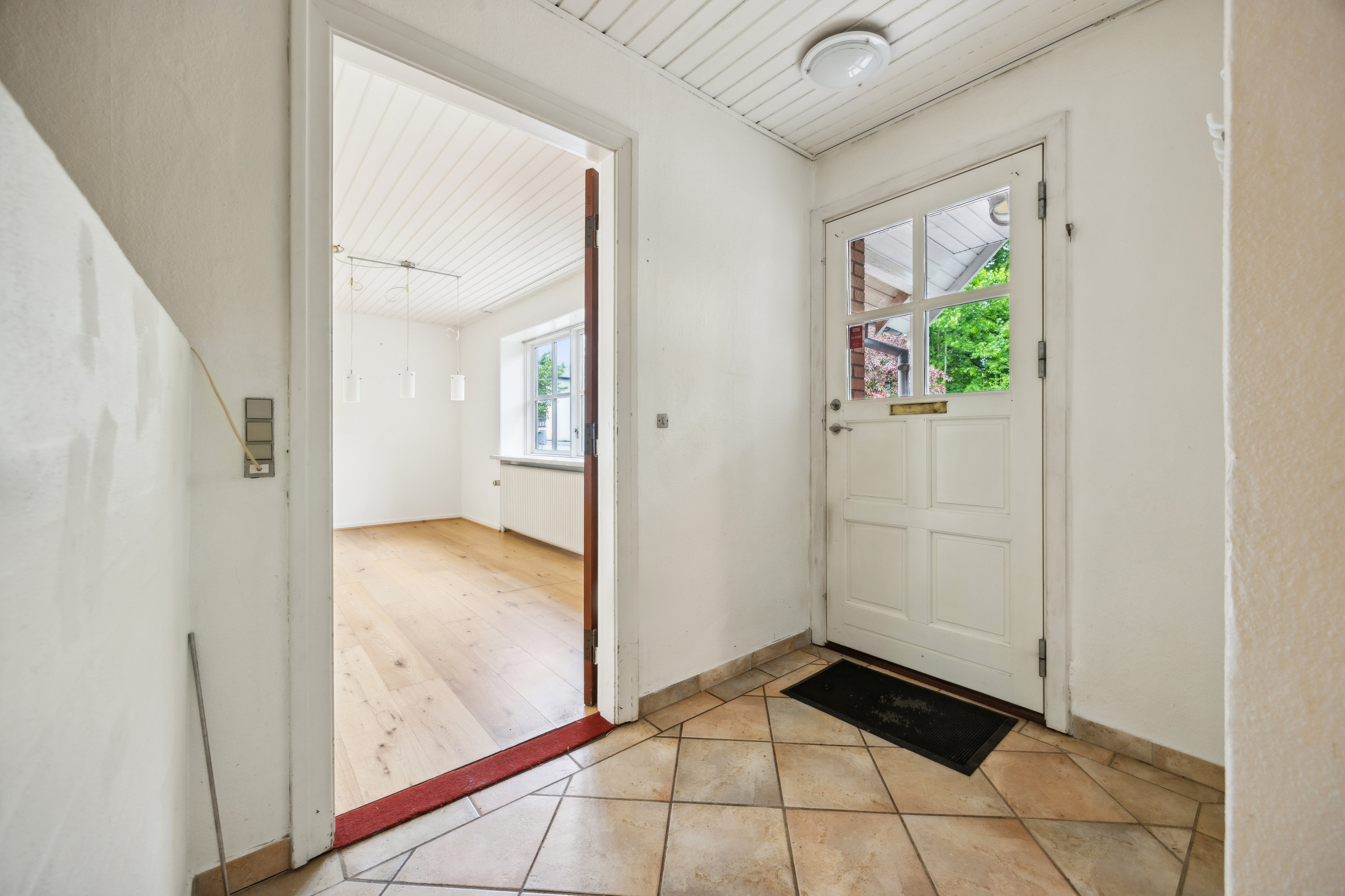 Fremhævet gang billede i fuldskærmstilstand. Billede af Nørre Alle 12, 9320 Hjallerup