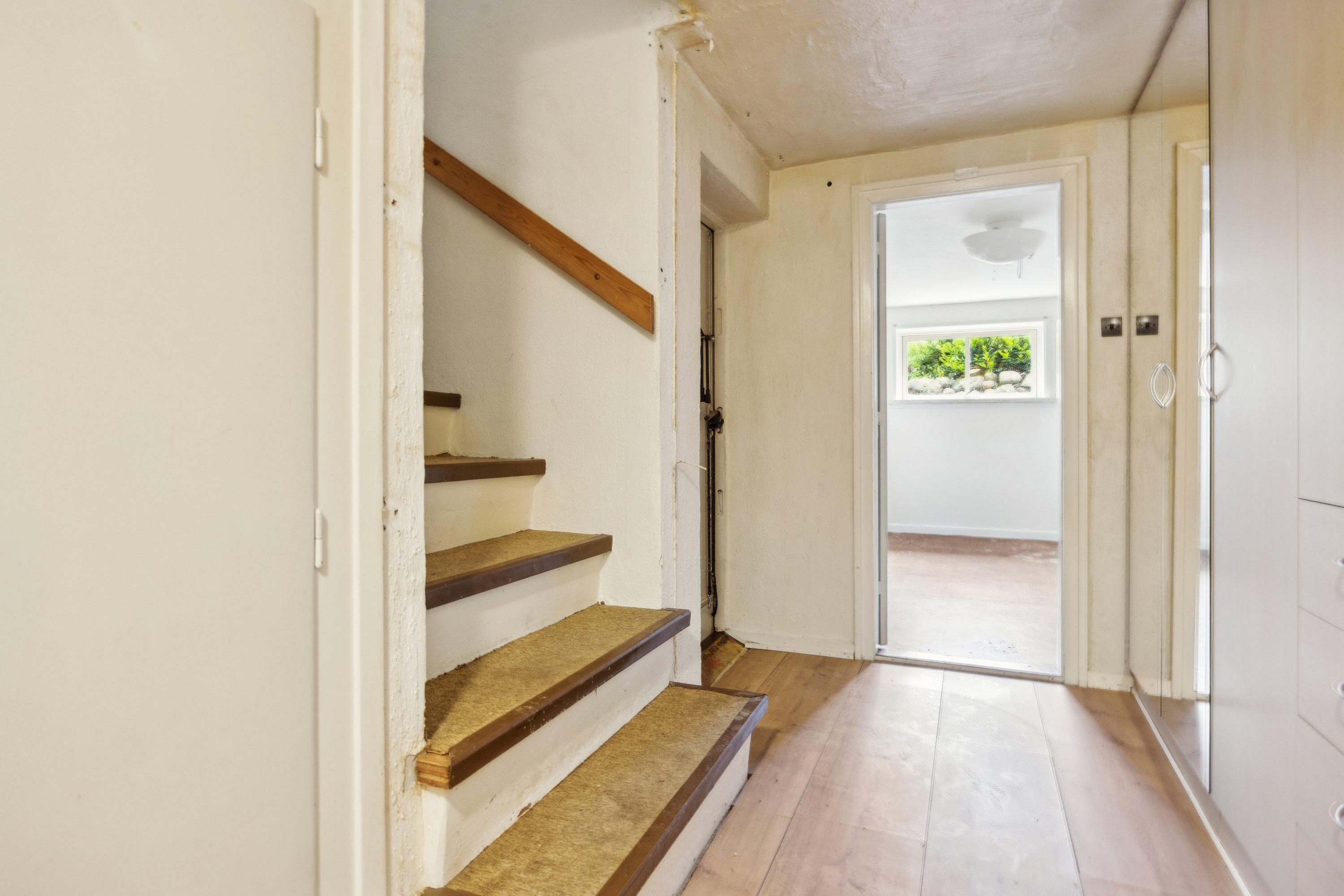 Fremhævet gang billede i fuldskærmstilstand. Billede af Nørre Alle 12, 9320 Hjallerup