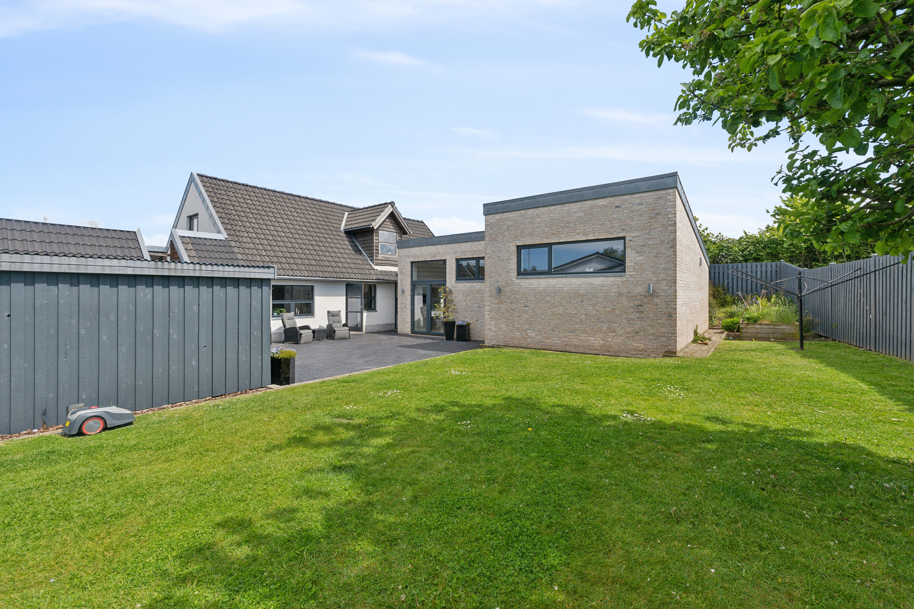 Fremhævet set fra haven billede i fuldskærmstilstand. Billede af Skjoldborgsvej 4, 9800 Hjørring