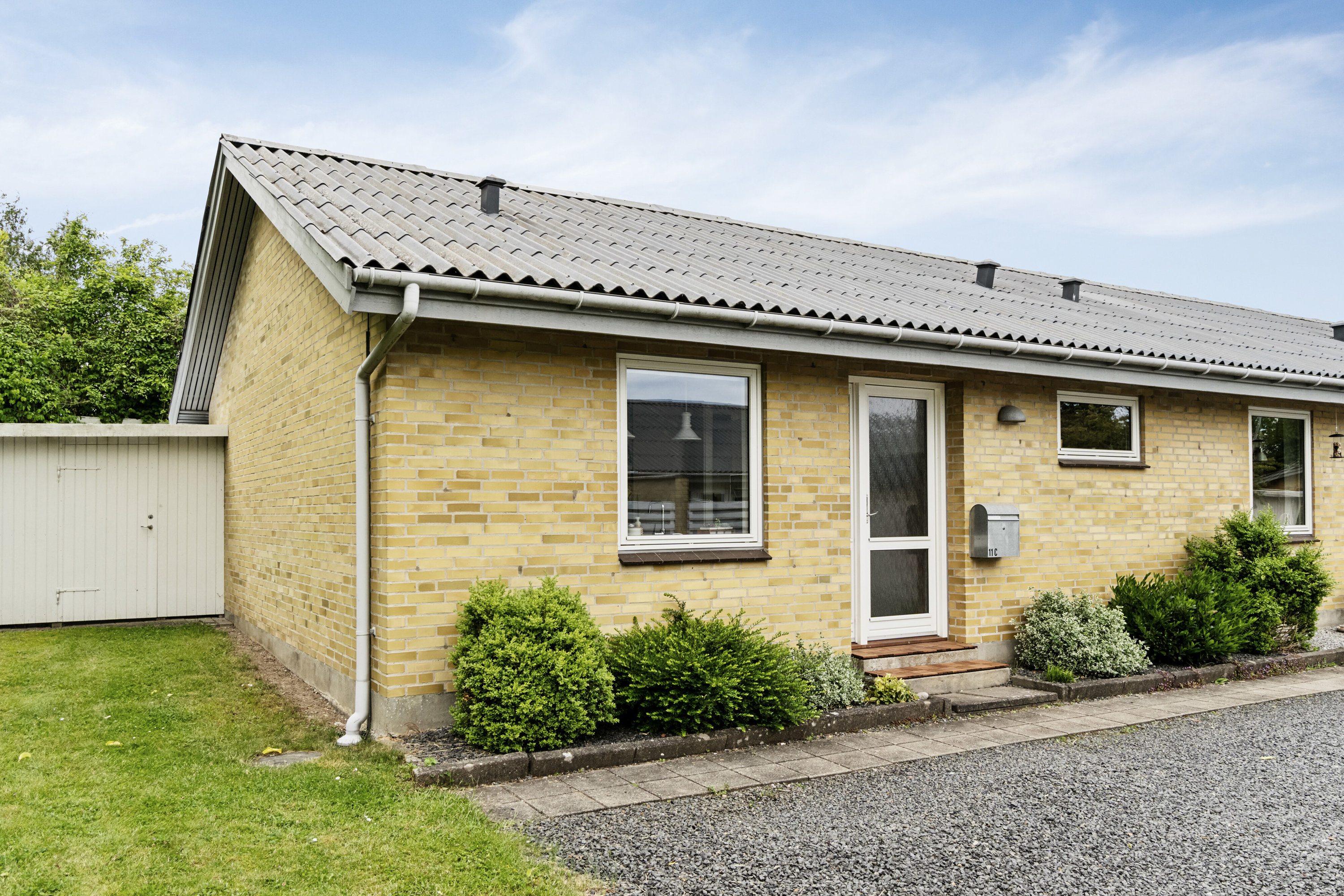 Miniaturebillede 1: set fra vejen. Billede af Rødkælkevej 11C, Allerup, 4300 Holbæk