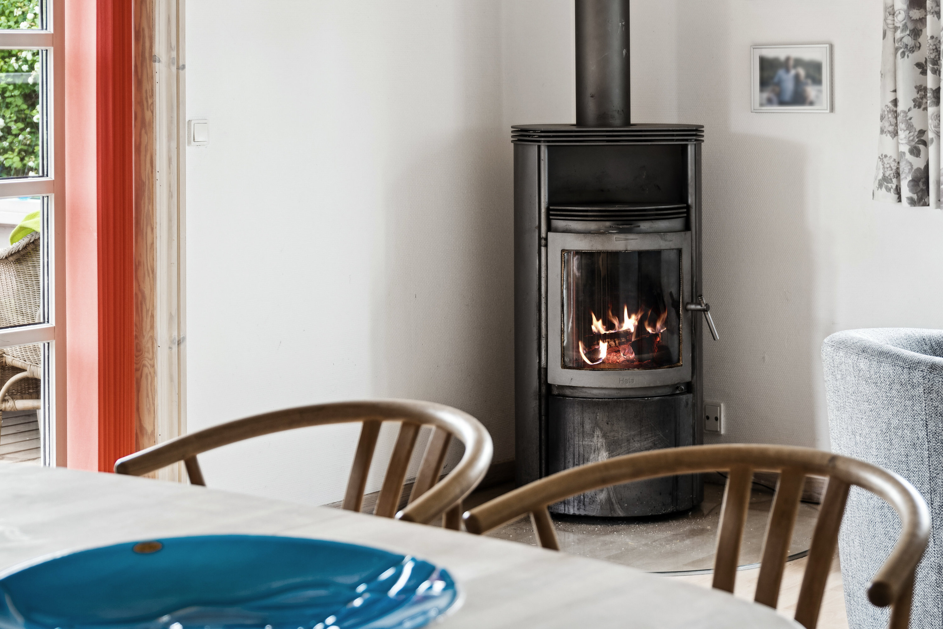 Fremhævet pejsestue billede i fuldskærmstilstand. Billede af Møllebakken 23, 4581 Rørvig