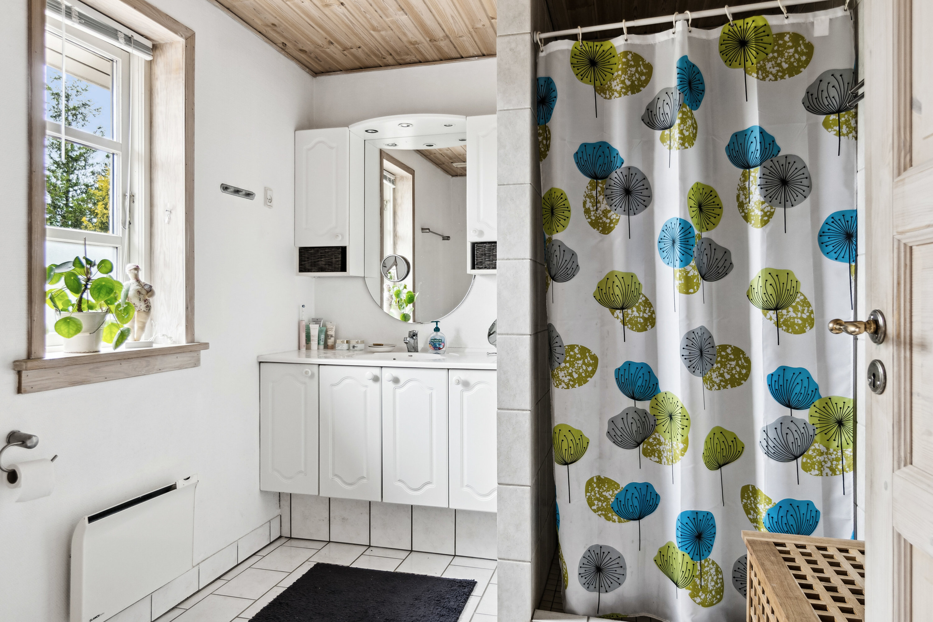 Fremhævet badeværelse billede i fuldskærmstilstand. Billede af Møllebakken 23, 4581 Rørvig