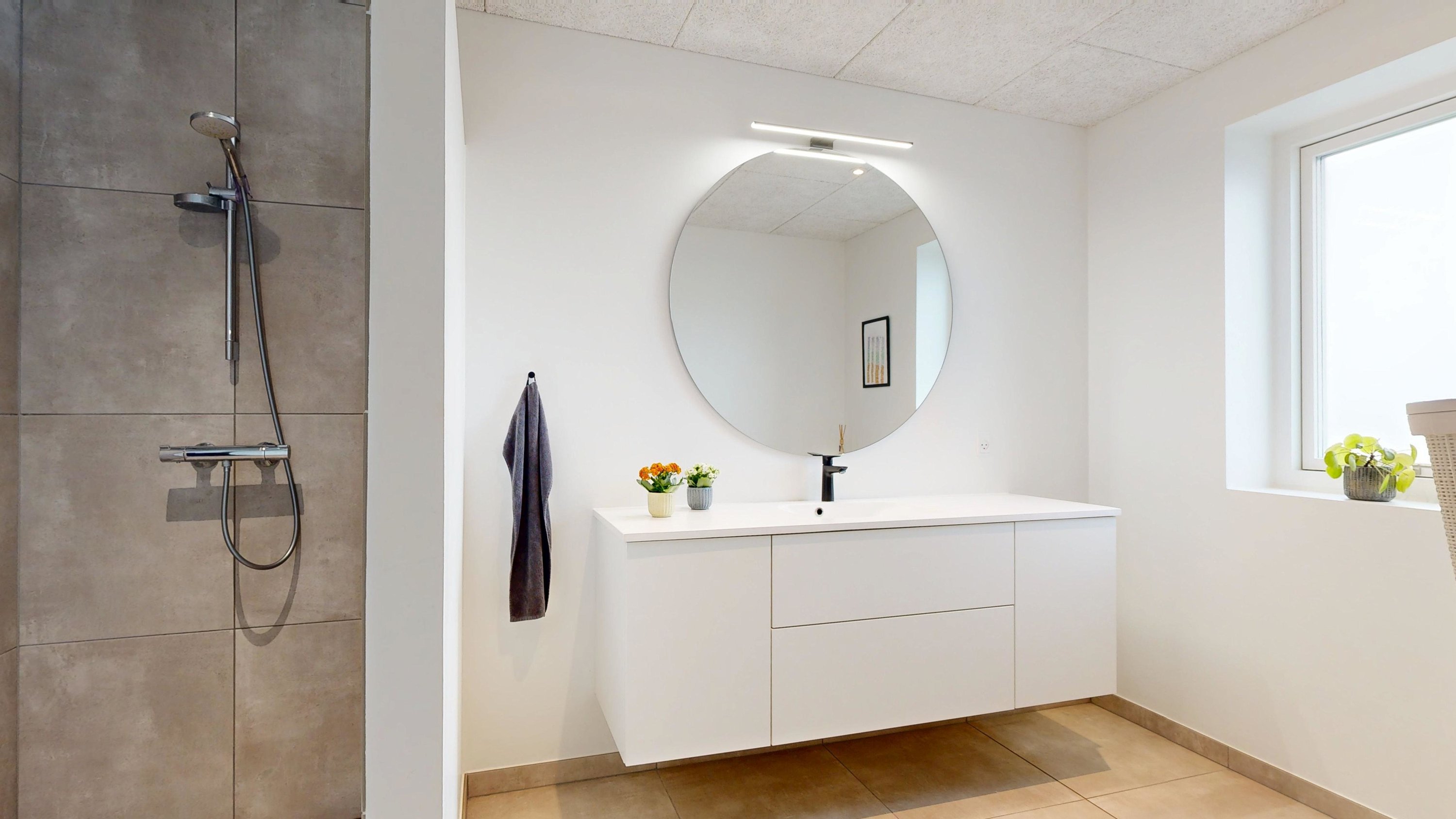 Fremhævet badeværelse billede i fuldskærmstilstand. Billede af Hvidkløverhøjen 17, Gram, 8660 Skanderborg