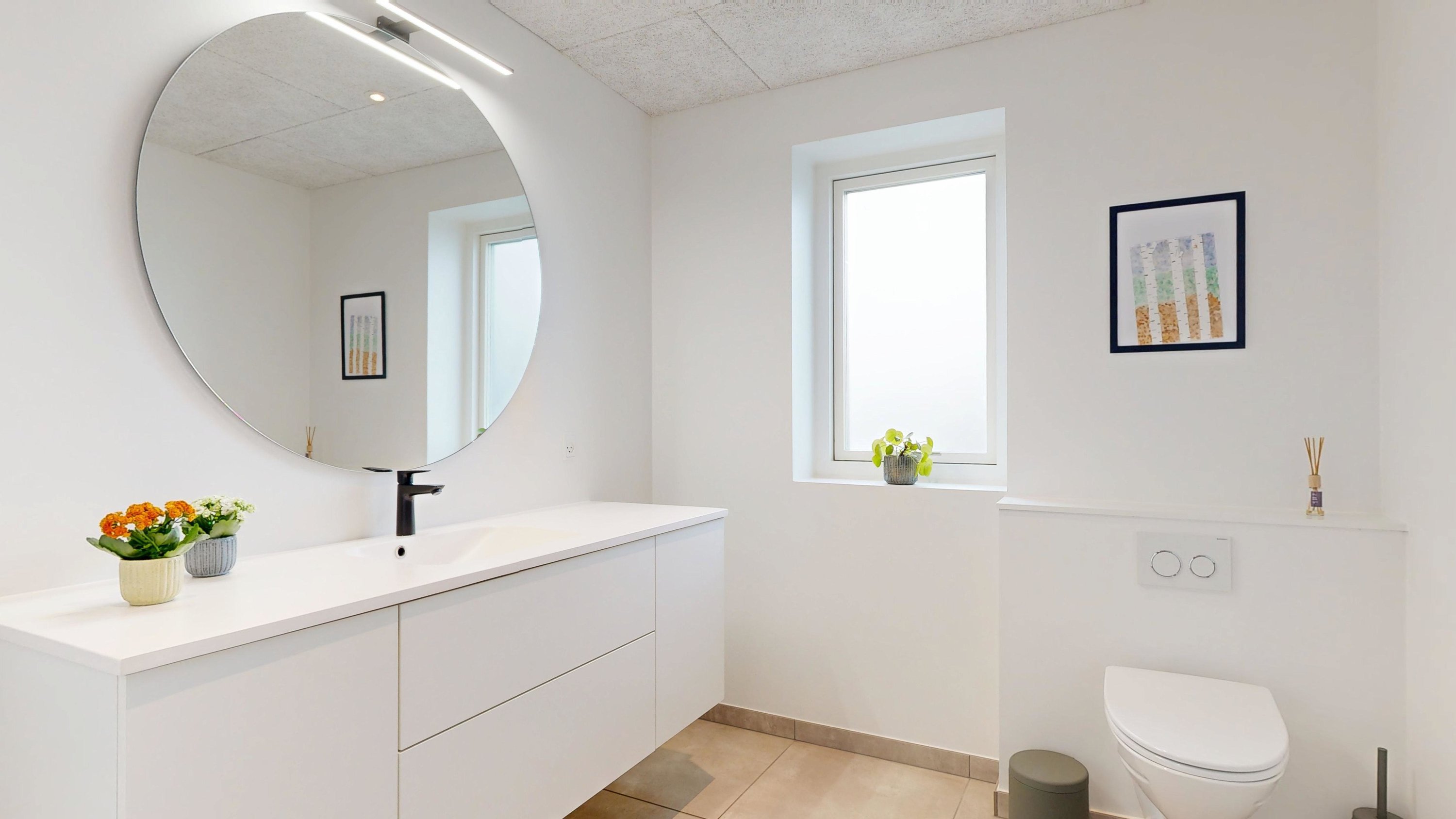 Fremhævet badeværelse billede i fuldskærmstilstand. Billede af Hvidkløverhøjen 17, Gram, 8660 Skanderborg