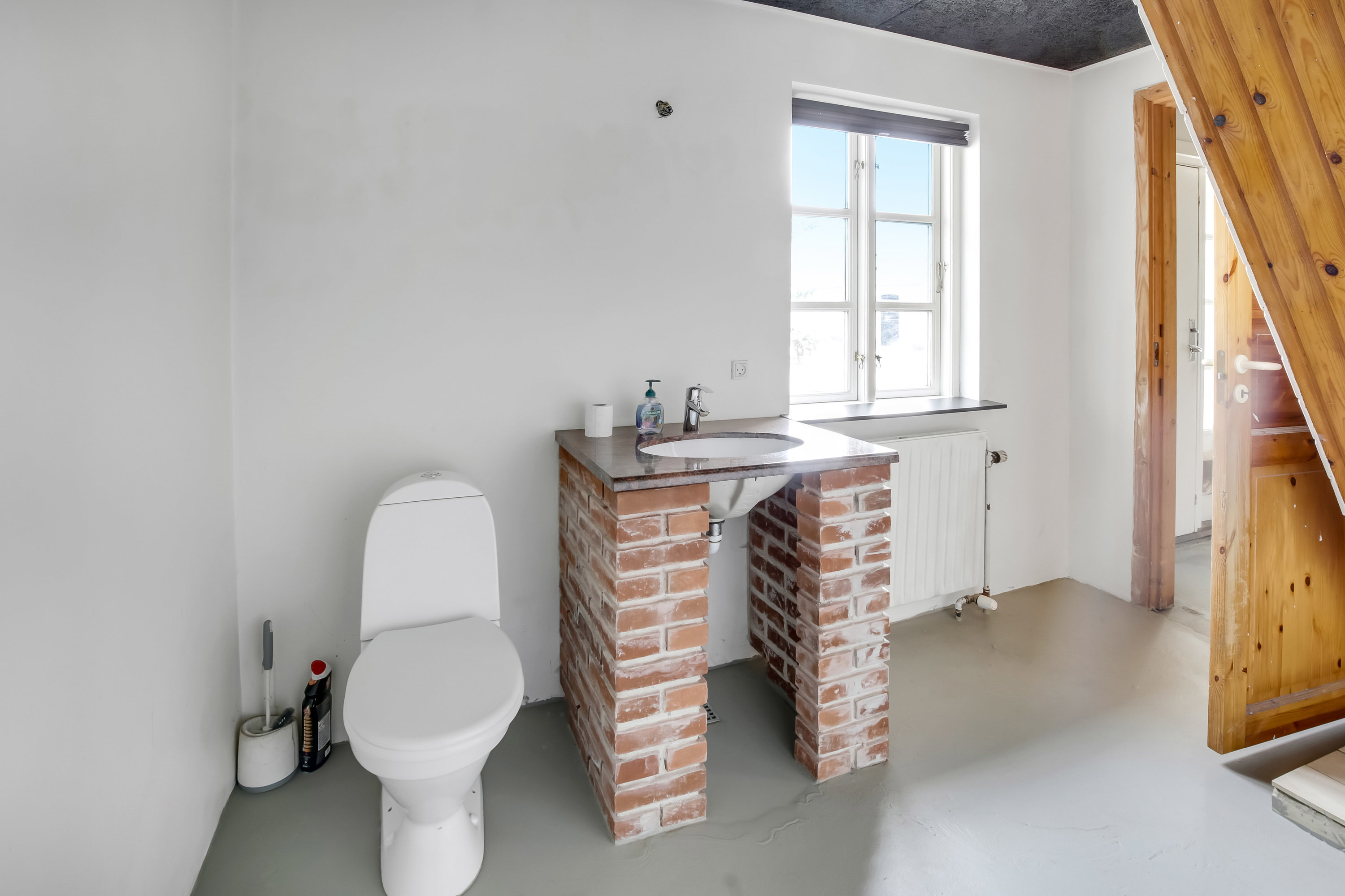 Fremhævet toilet billede i fuldskærmstilstand. Billede af Storegade 59, Pindstrup, 8550 Ryomgård