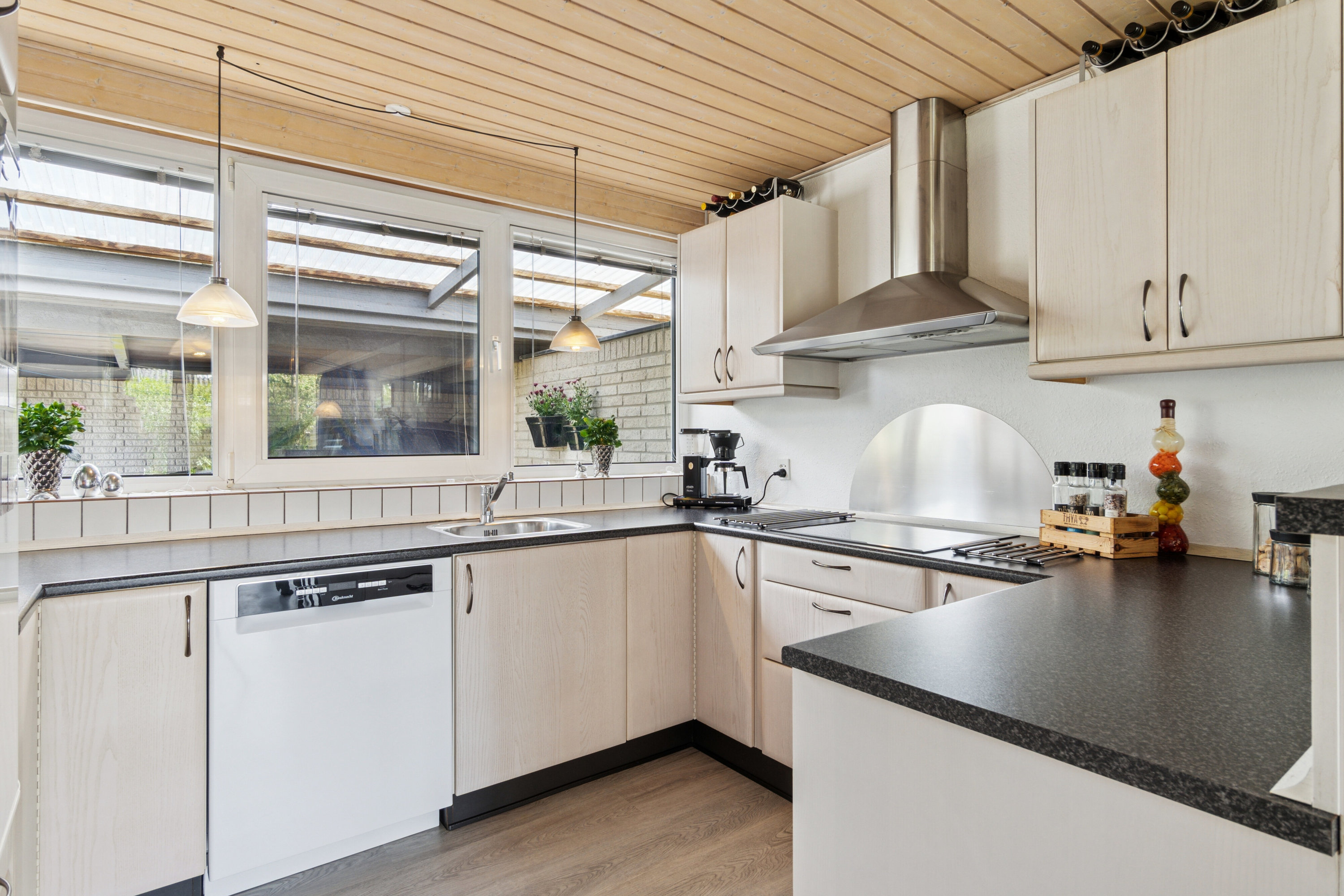 Fremhævet køkken billede i fuldskærmstilstand. Billede af Degnevænget 12, Koldby, 7752 Snedsted