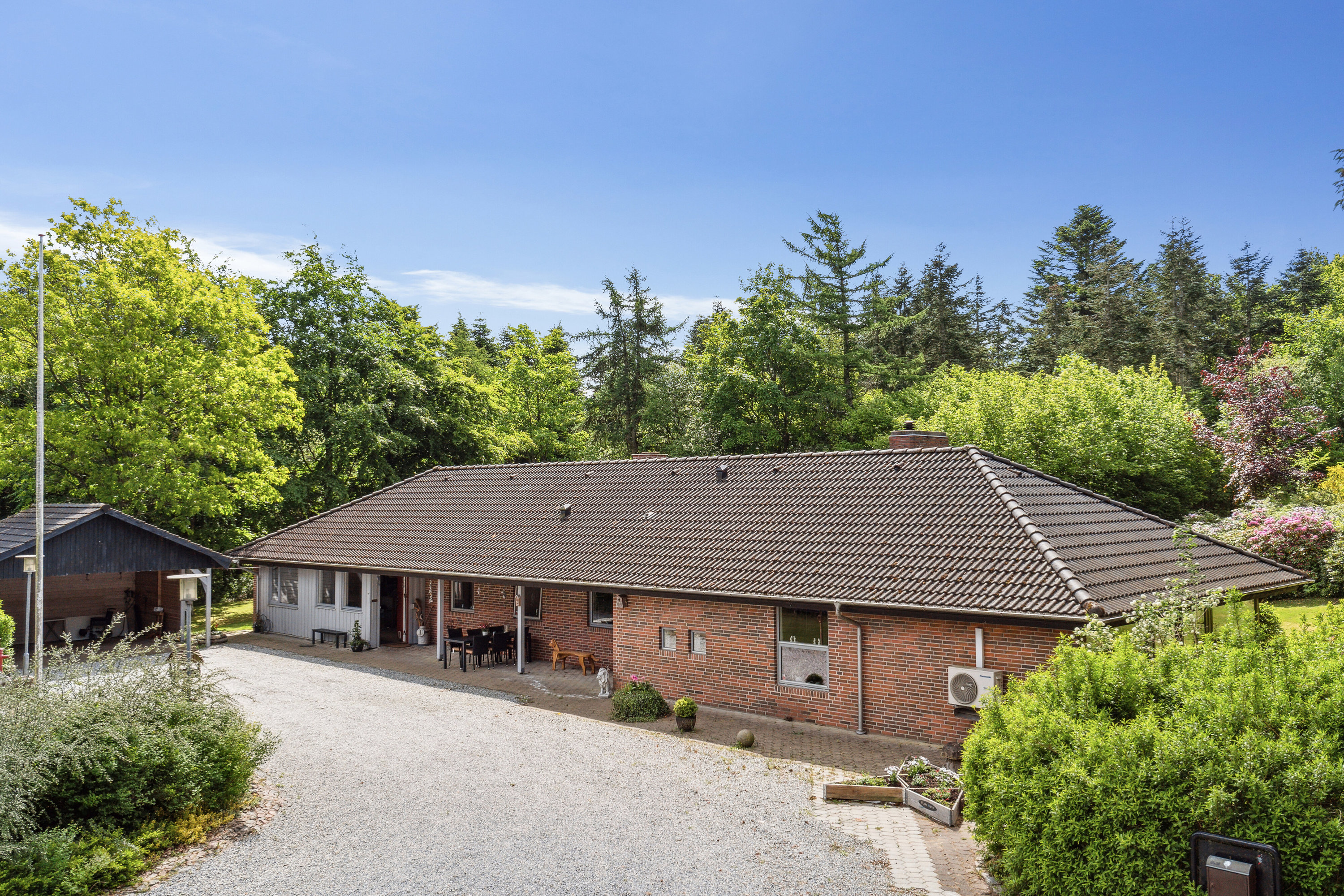 Miniaturebillede 1: set fra vejen. Billede af Dalgårdsvej 9, 9870 Sindal