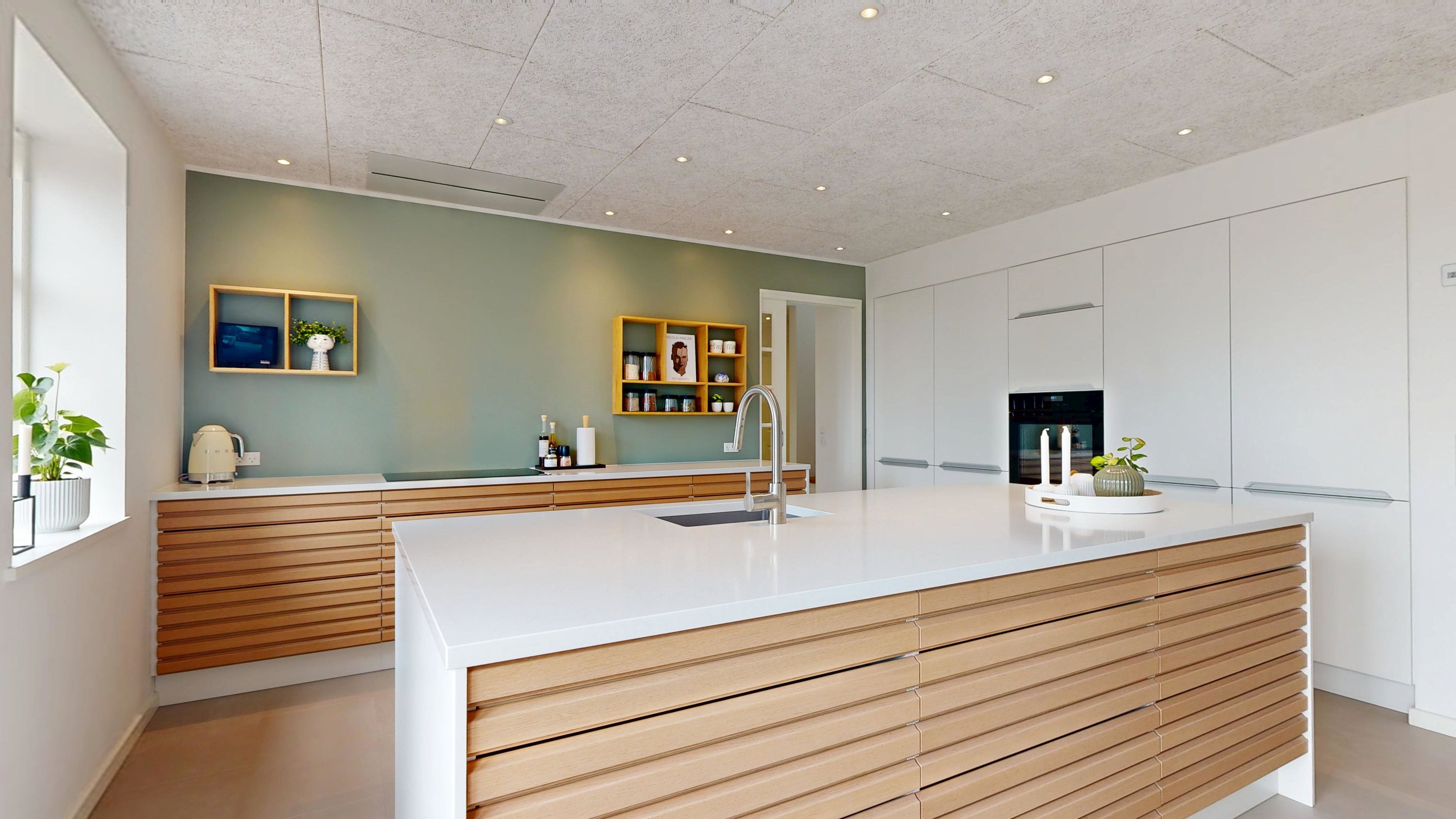 Fremhævet køkken/alrum billede i fuldskærmstilstand. Billede af Holmedal 52, Voerladegård, 8660 Skanderborg