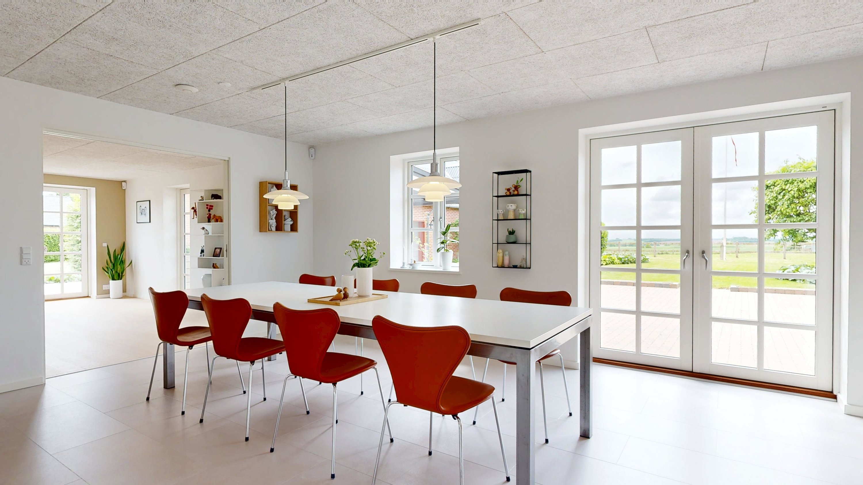 Fremhævet køkken/alrum billede i fuldskærmstilstand. Billede af Holmedal 52, Voerladegård, 8660 Skanderborg