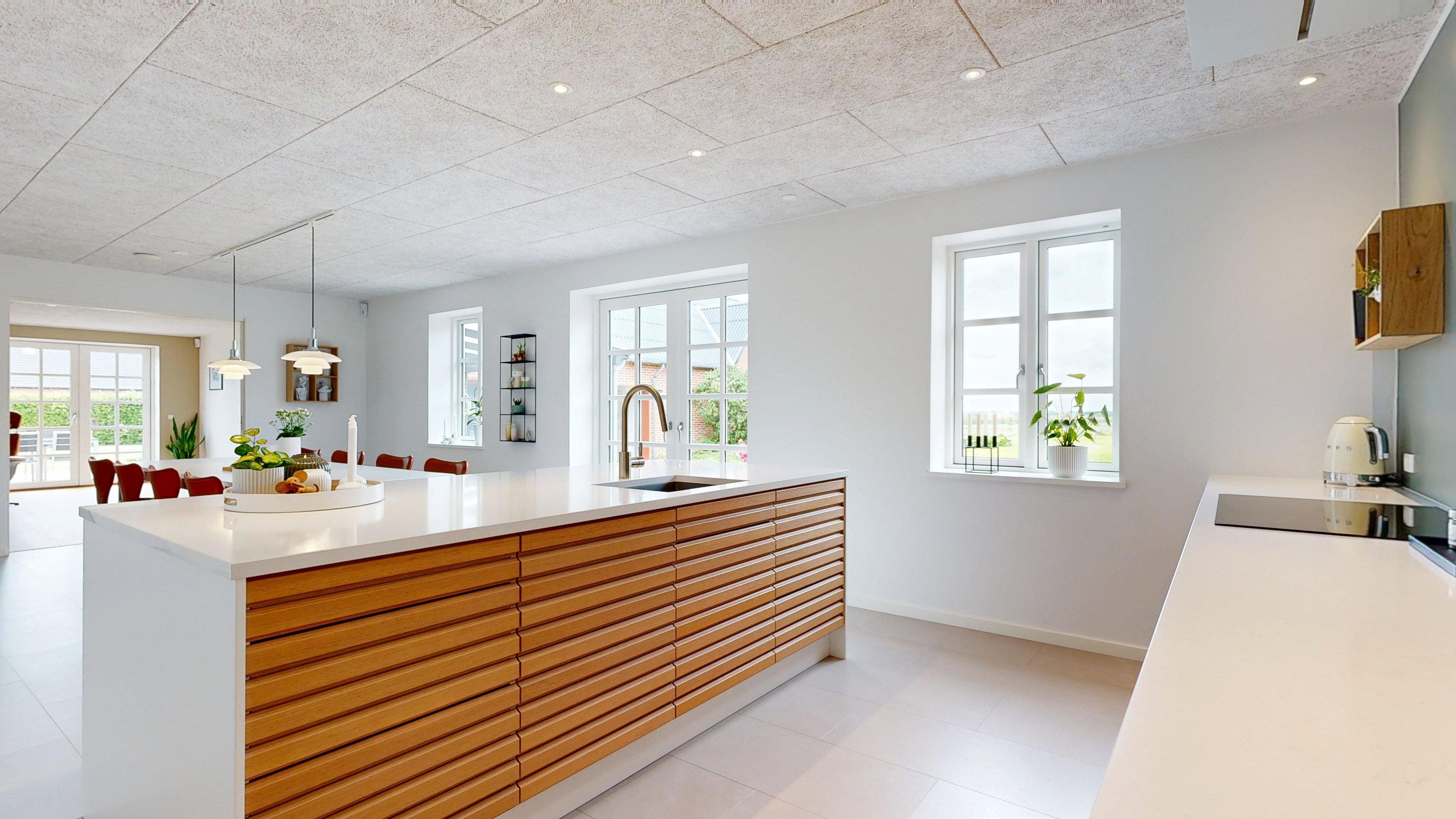 Fremhævet køkken/alrum billede i fuldskærmstilstand. Billede af Holmedal 52, Voerladegård, 8660 Skanderborg