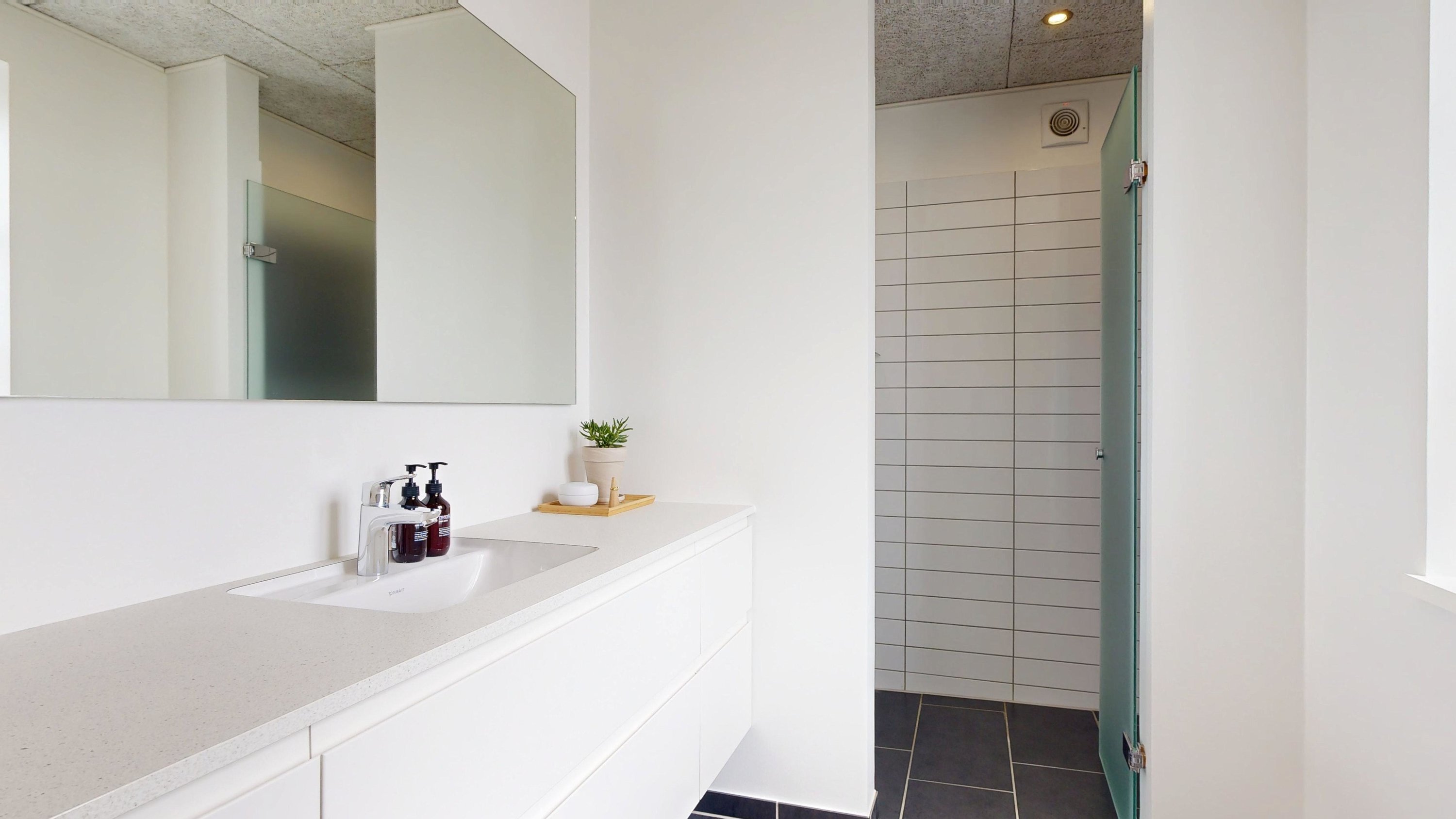 Fremhævet badeværelse billede i fuldskærmstilstand. Billede af Holmedal 52, Voerladegård, 8660 Skanderborg