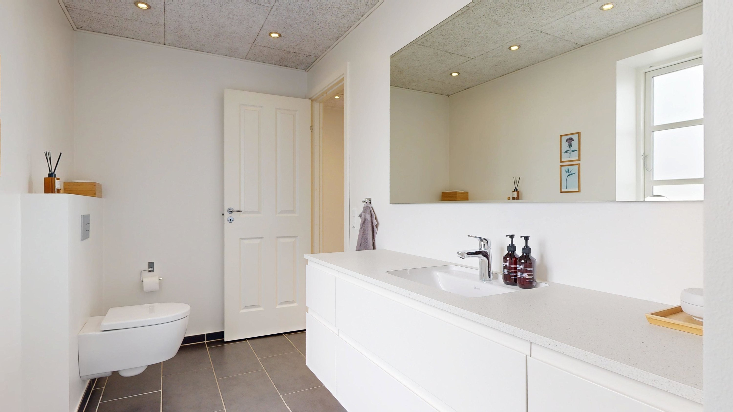 Fremhævet badeværelse billede i fuldskærmstilstand. Billede af Holmedal 52, Voerladegård, 8660 Skanderborg