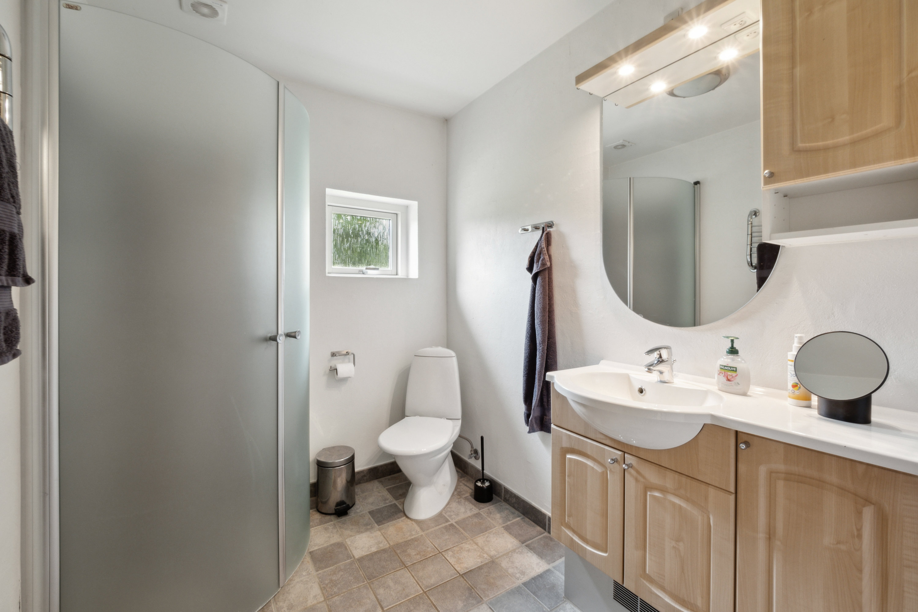 Fremhævet badeværelse billede i fuldskærmstilstand. Billede af Fjordvænget 13, 8832 Skals