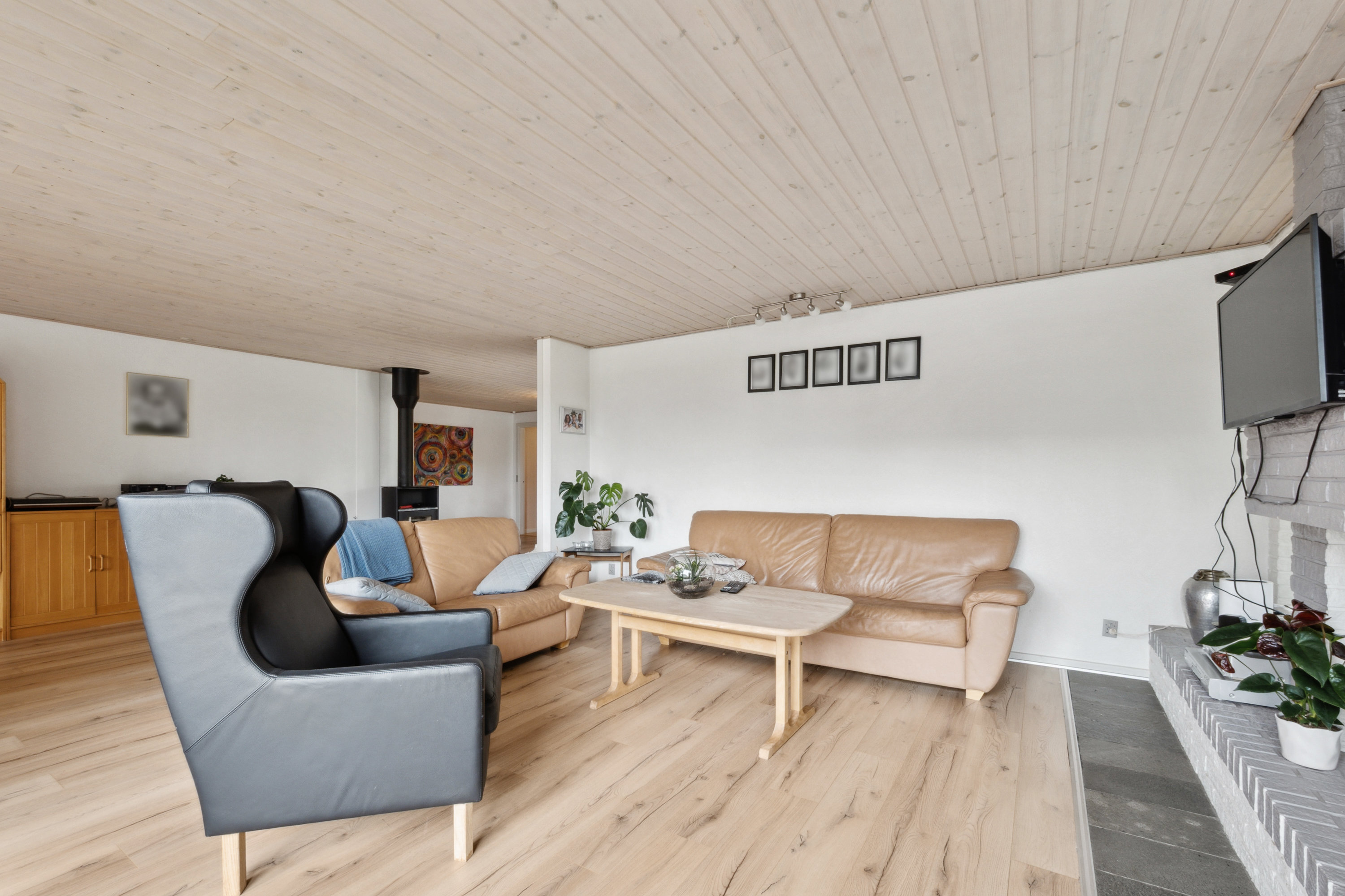 Fremhævet stue billede i fuldskærmstilstand. Billede af Fjordvænget 13, 8832 Skals