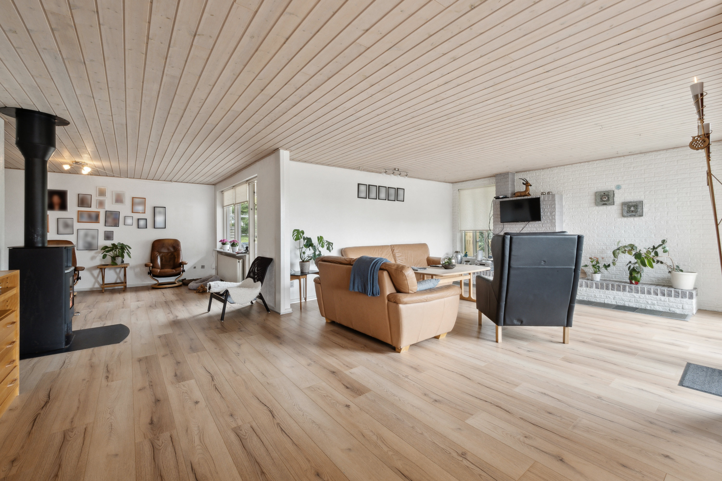 Fremhævet stue billede i fuldskærmstilstand. Billede af Fjordvænget 13, 8832 Skals