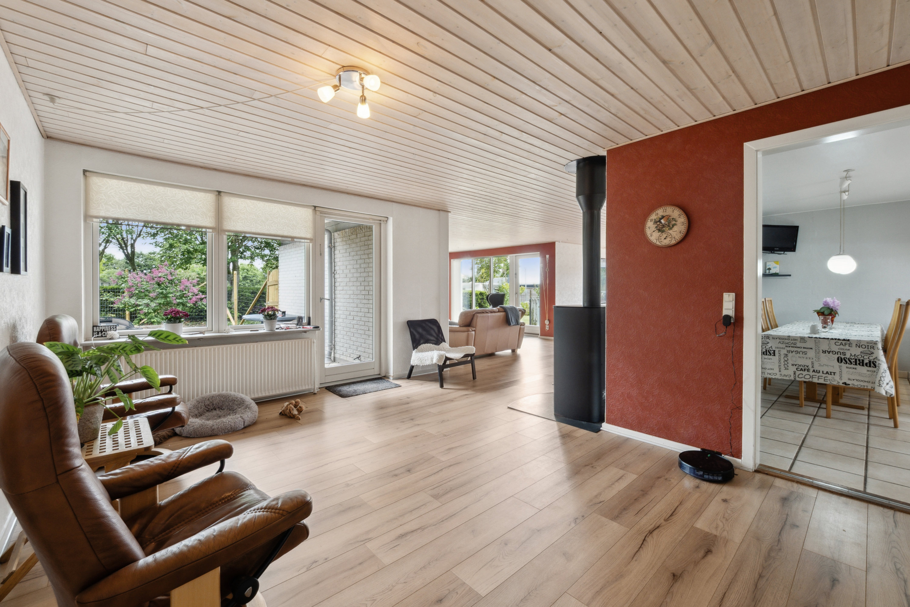 Fremhævet stue billede i fuldskærmstilstand. Billede af Fjordvænget 13, 8832 Skals