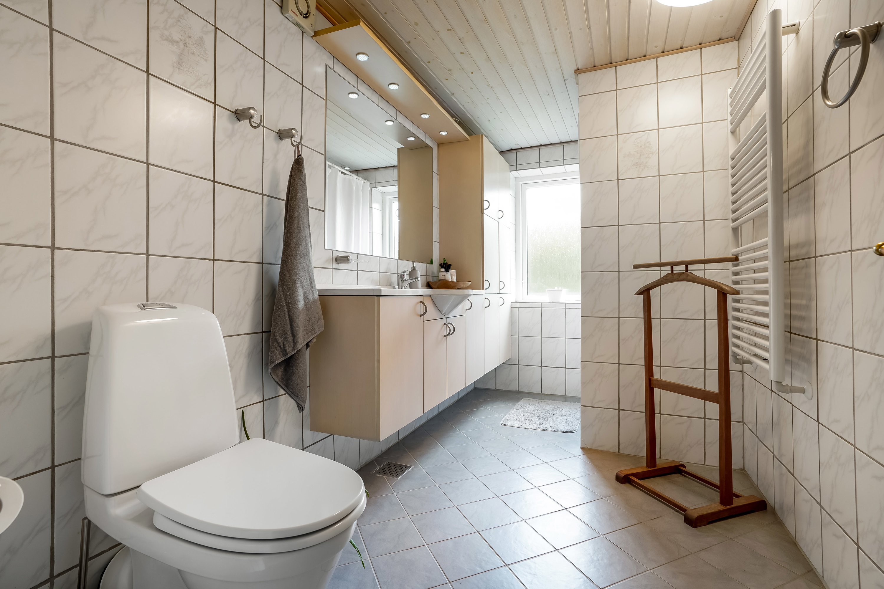 Fremhævet toilet billede i fuldskærmstilstand. Billede af Middelfartvej 402, Lille Ubberud, 5491 Blommenslyst