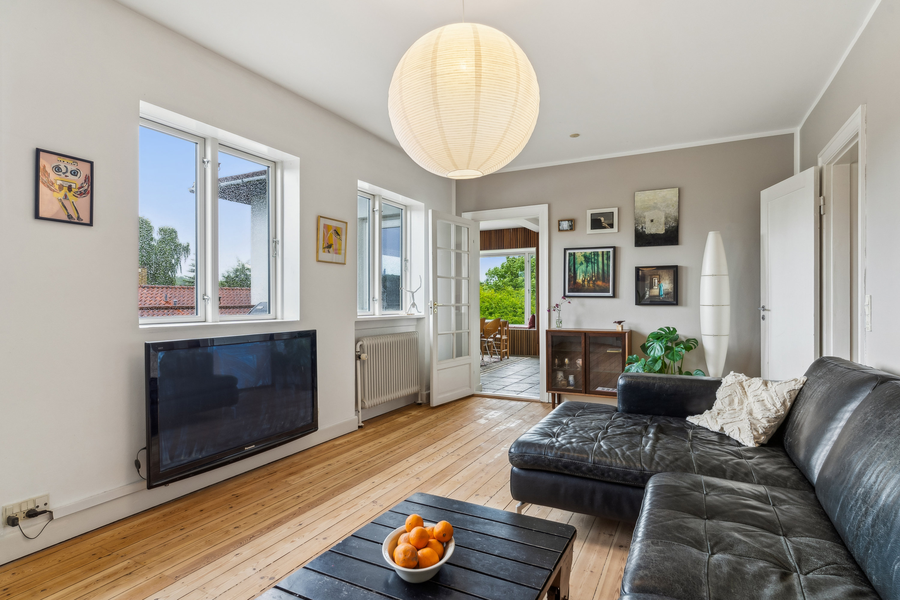 Fremhævet stue billede i fuldskærmstilstand. Billede af Højgårds Vænge 4, 2880 Bagsværd