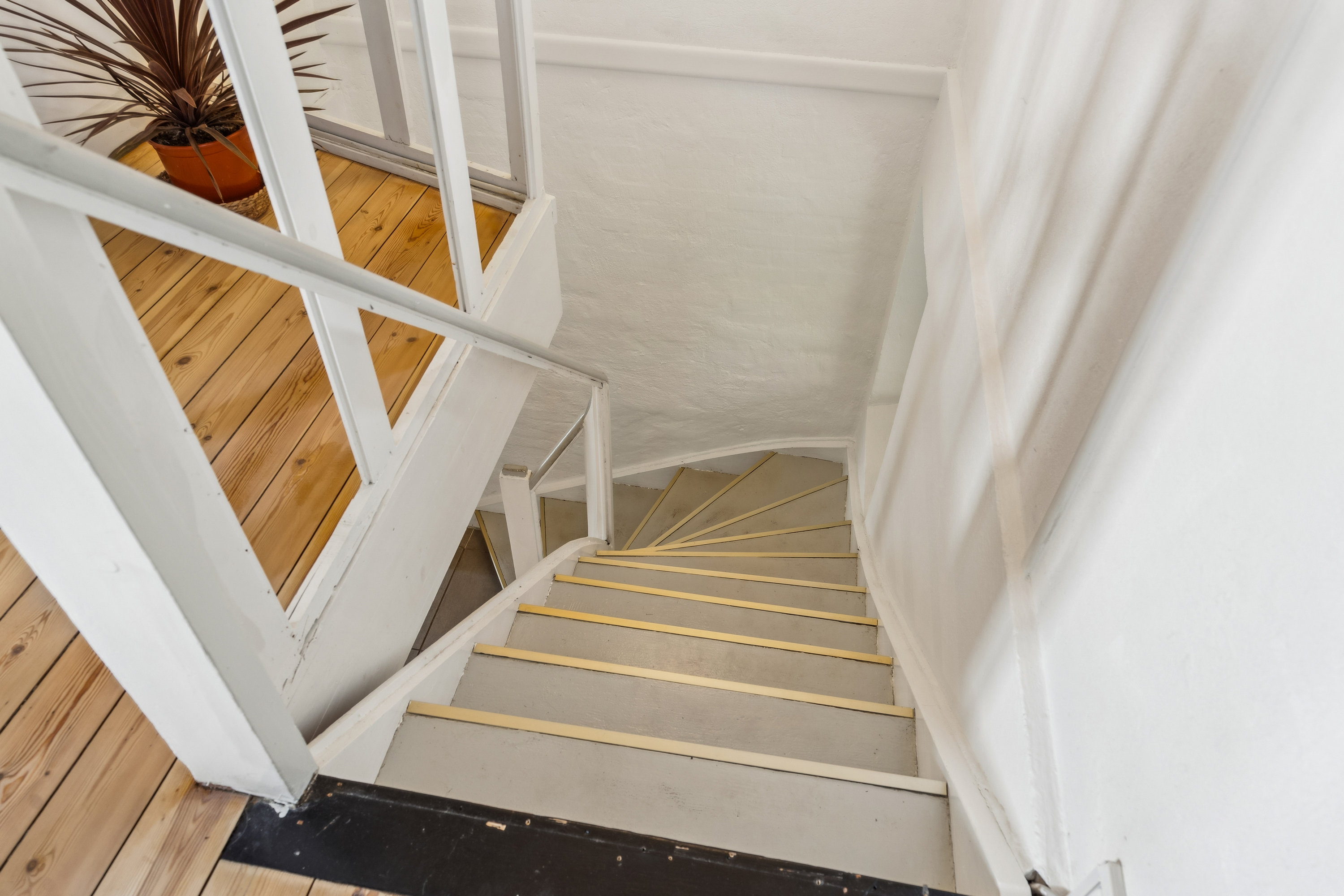 Fremhævet trappe billede i fuldskærmstilstand. Billede af Højgårds Vænge 4, 2880 Bagsværd