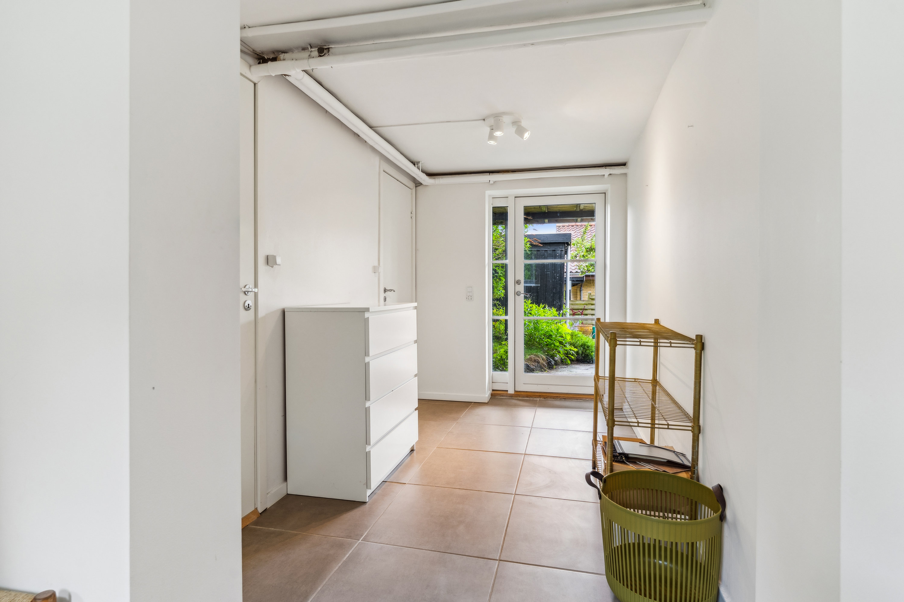 Fremhævet gang billede i fuldskærmstilstand. Billede af Højgårds Vænge 4, 2880 Bagsværd