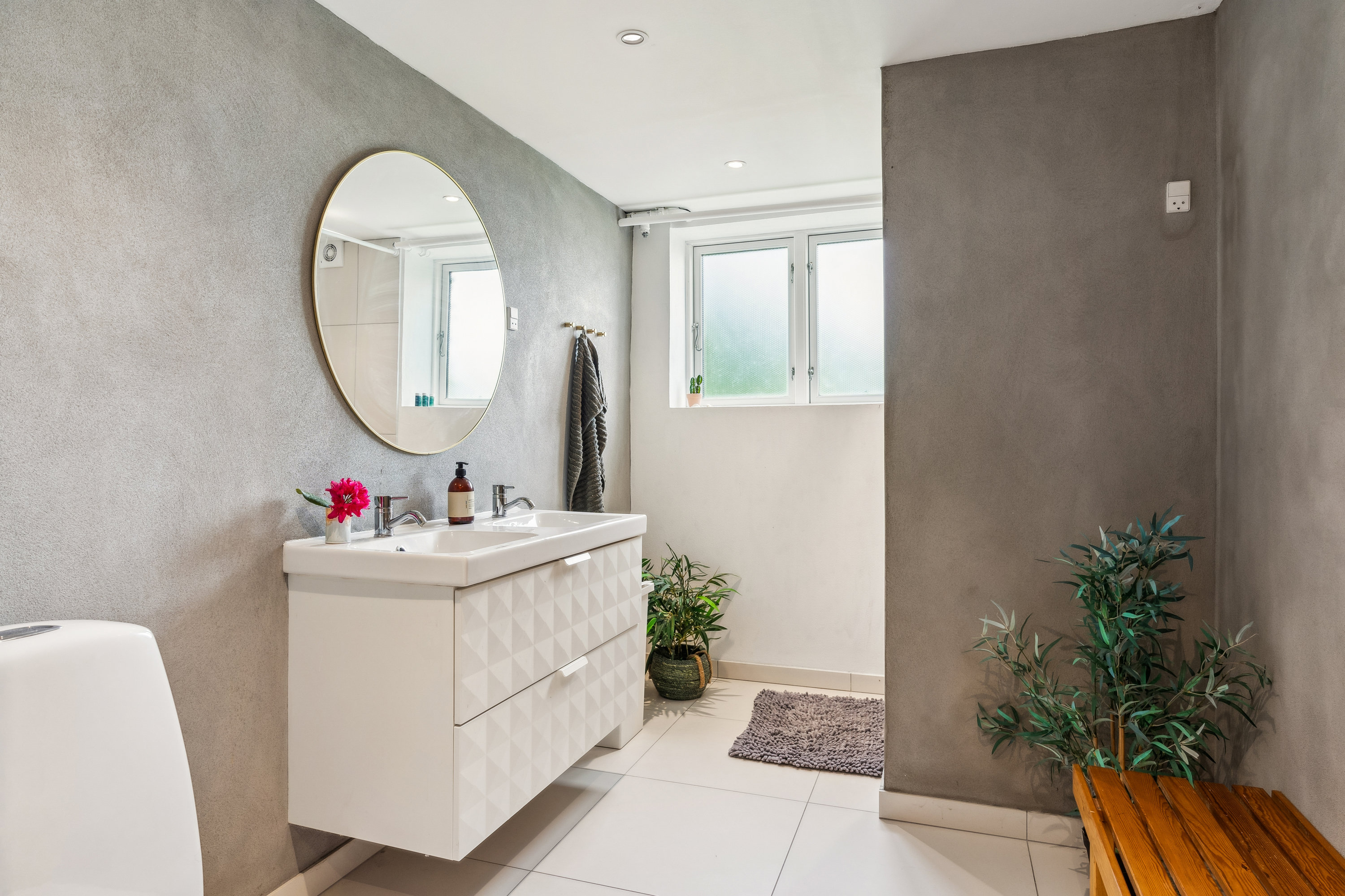 Fremhævet badeværelse billede i fuldskærmstilstand. Billede af Højgårds Vænge 4, 2880 Bagsværd