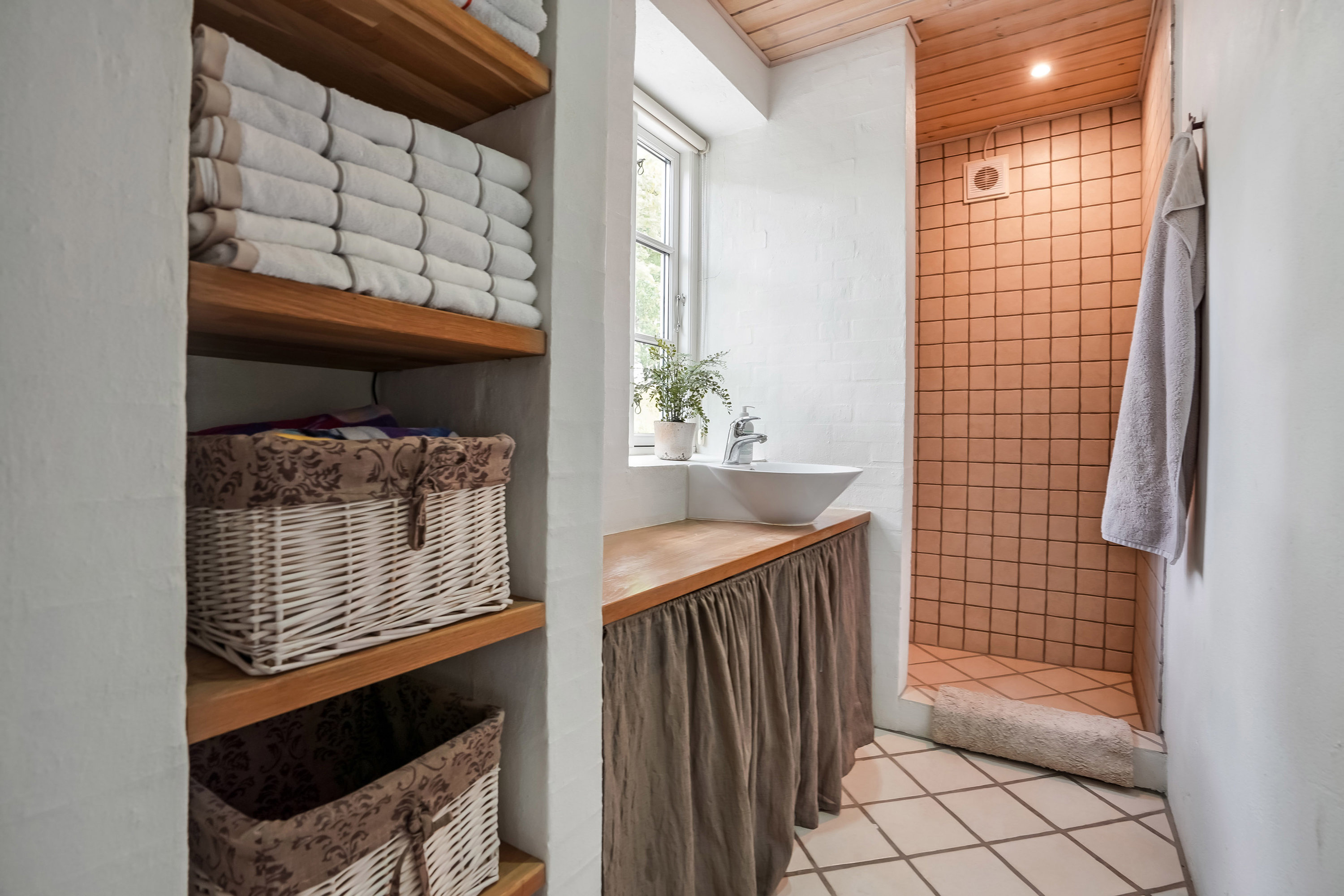 Fremhævet badeværelse billede i fuldskærmstilstand. Billede af Brentebjerg 4, Baaring, 5466 Asperup