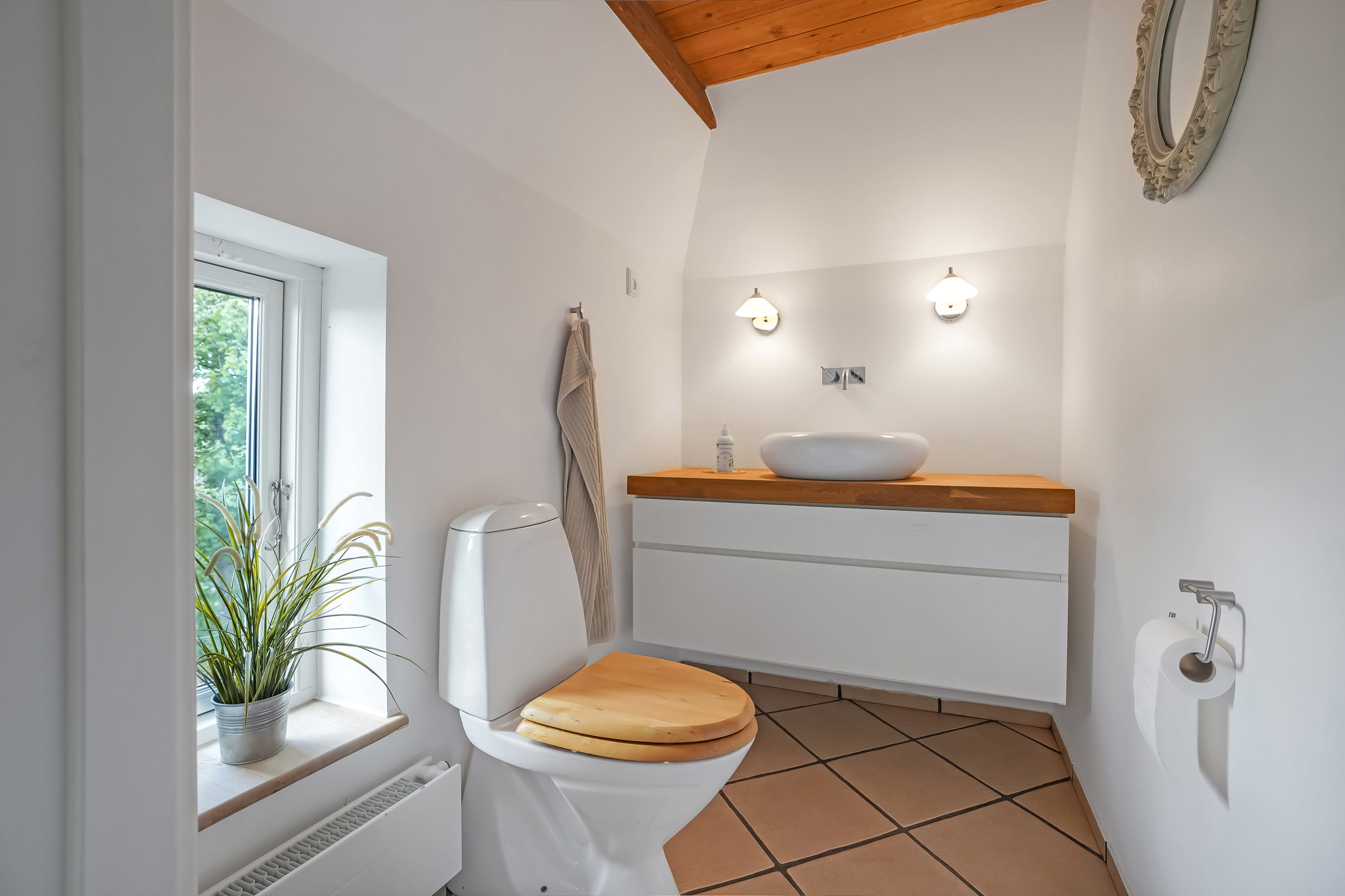 Fremhævet toilet billede i fuldskærmstilstand. Billede af Brentebjerg 4, Baaring, 5466 Asperup