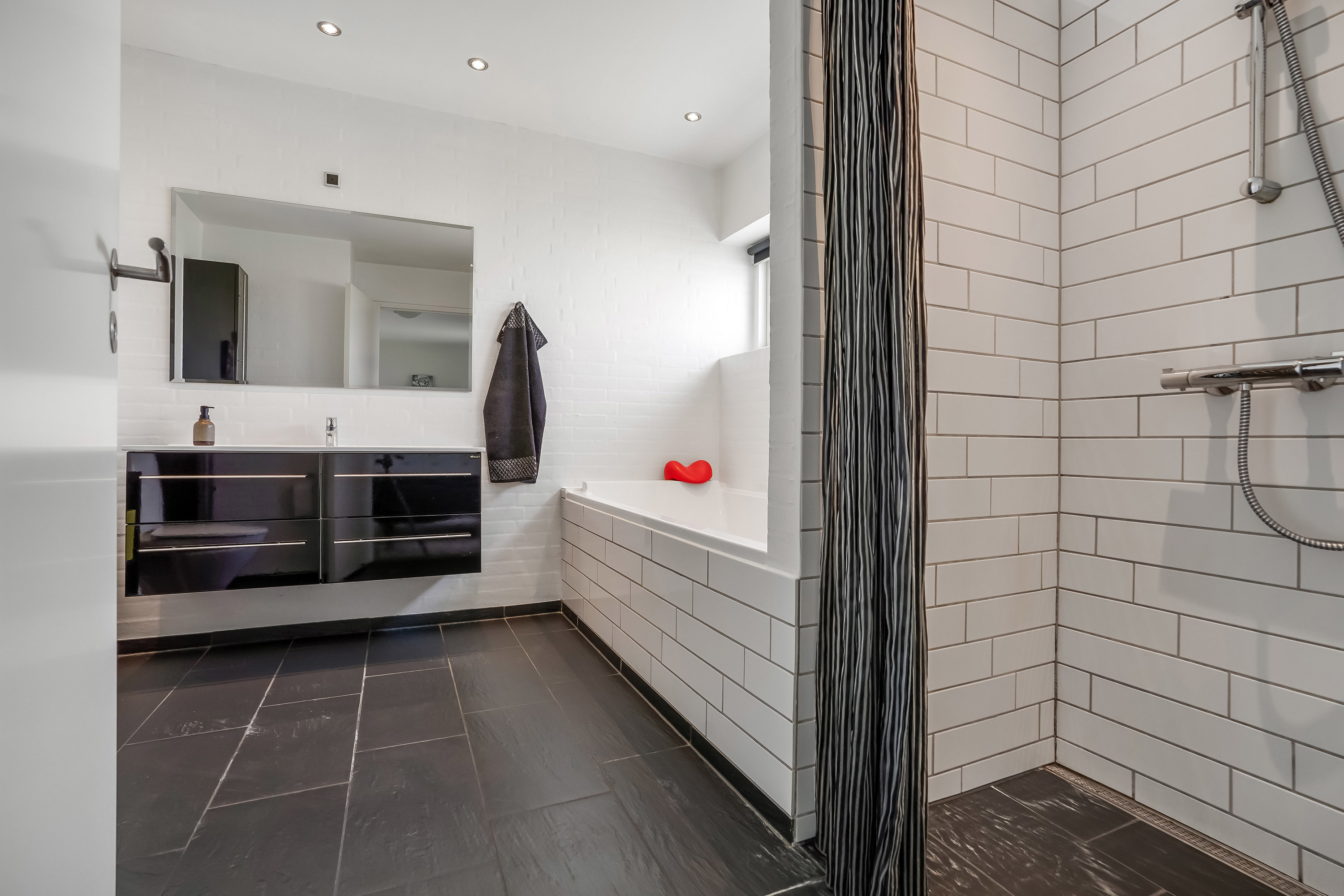 Fremhævet badeværelse billede i fuldskærmstilstand. Billede af Roloddet 10, Aale, 7160 Tørring