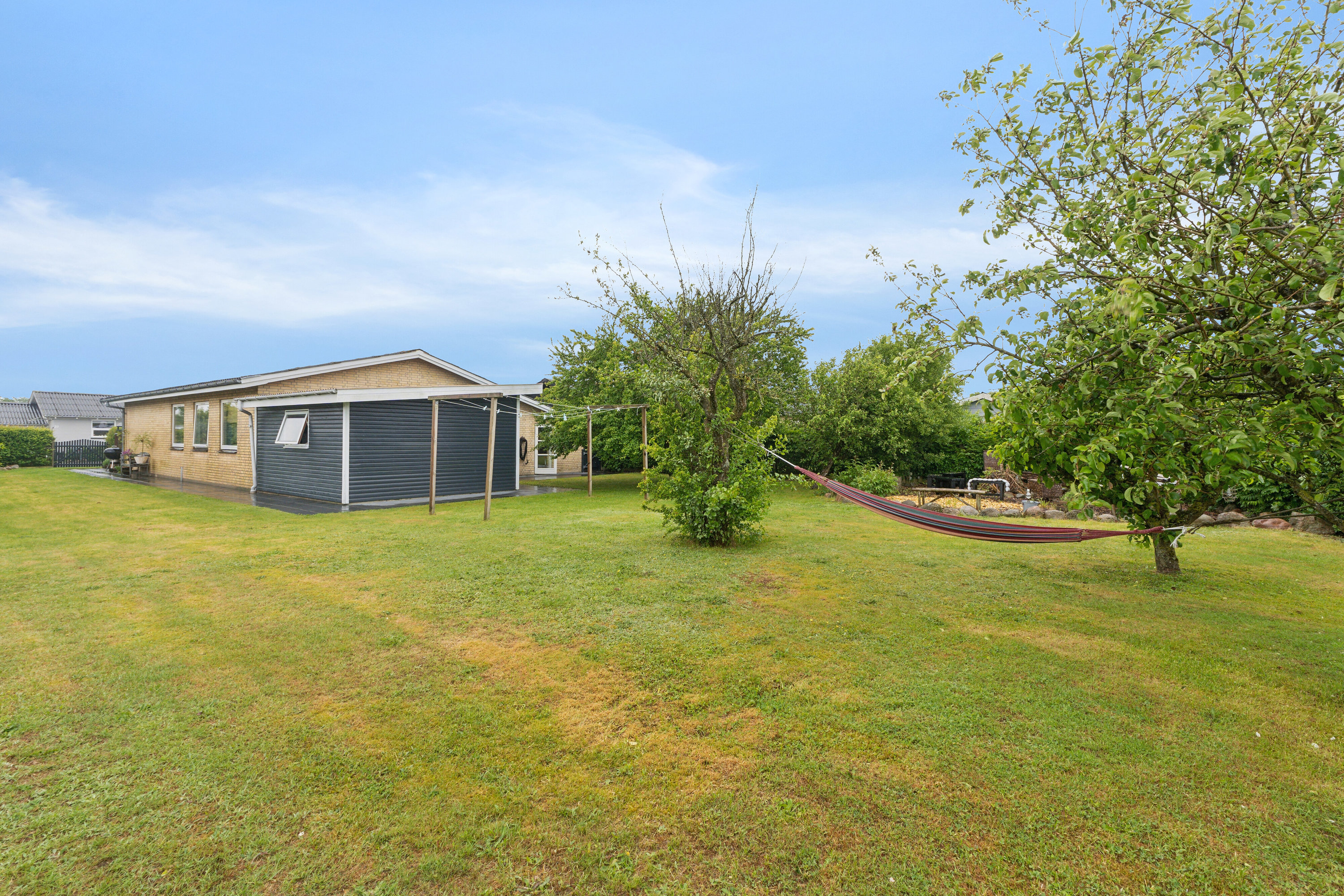 Fremhævet set fra haven billede i fuldskærmstilstand. Billede af Fynsgade 34, 9870 Sindal